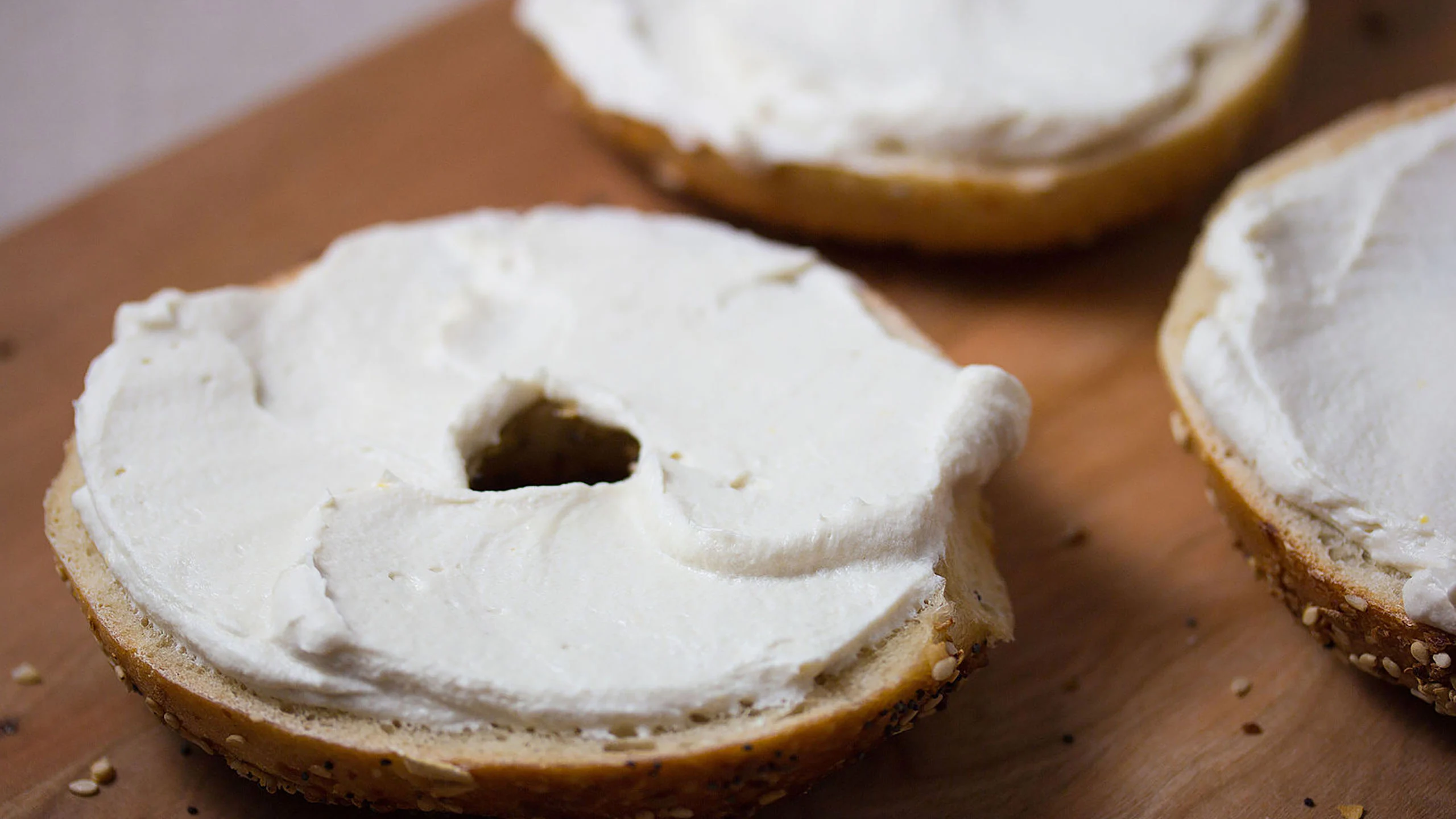 ¿De qué está hecho el queso crema y por qué es tan cremoso?