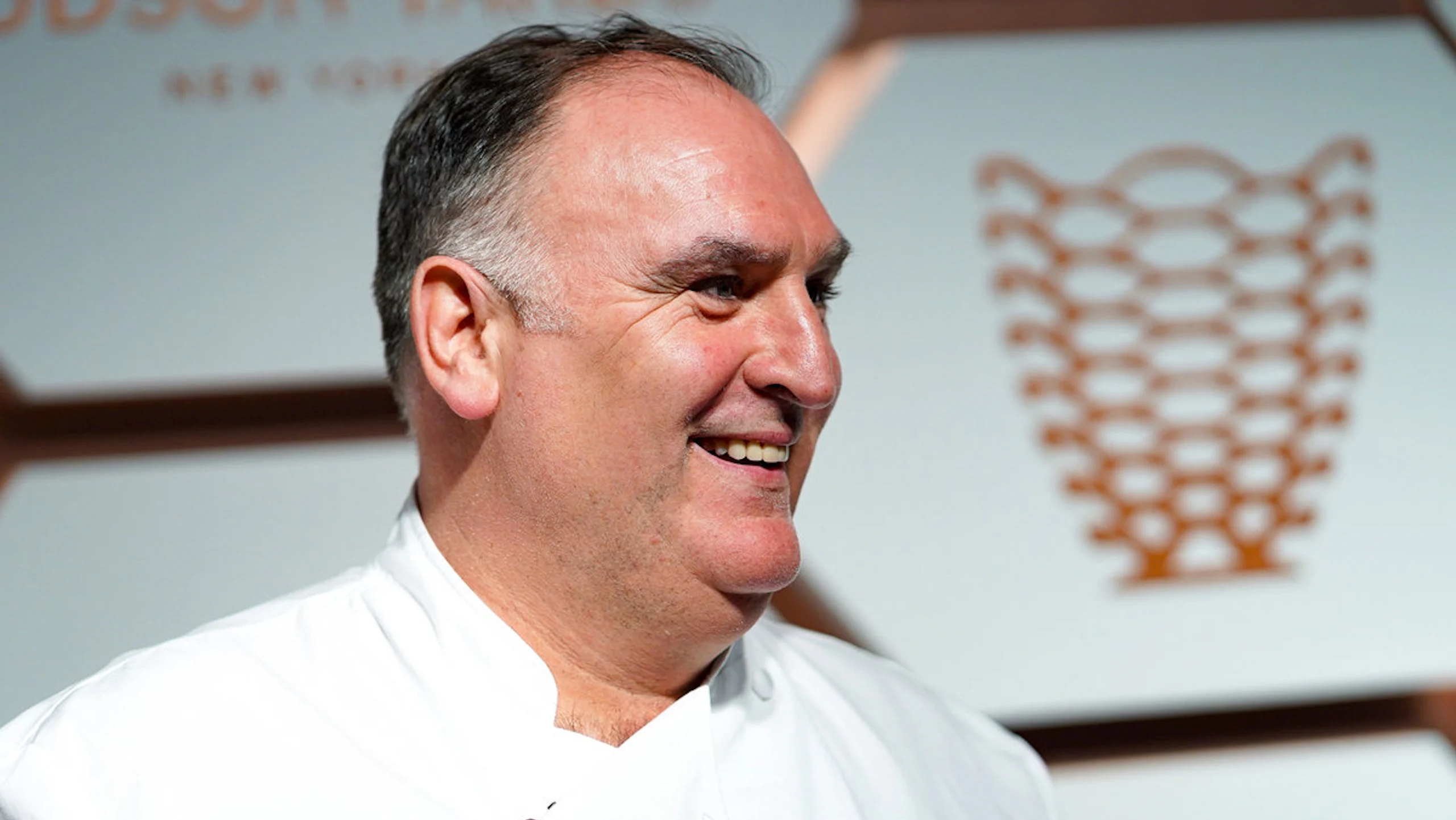 José Andrés llevó alimento a un crucero aislado por el coronavirus