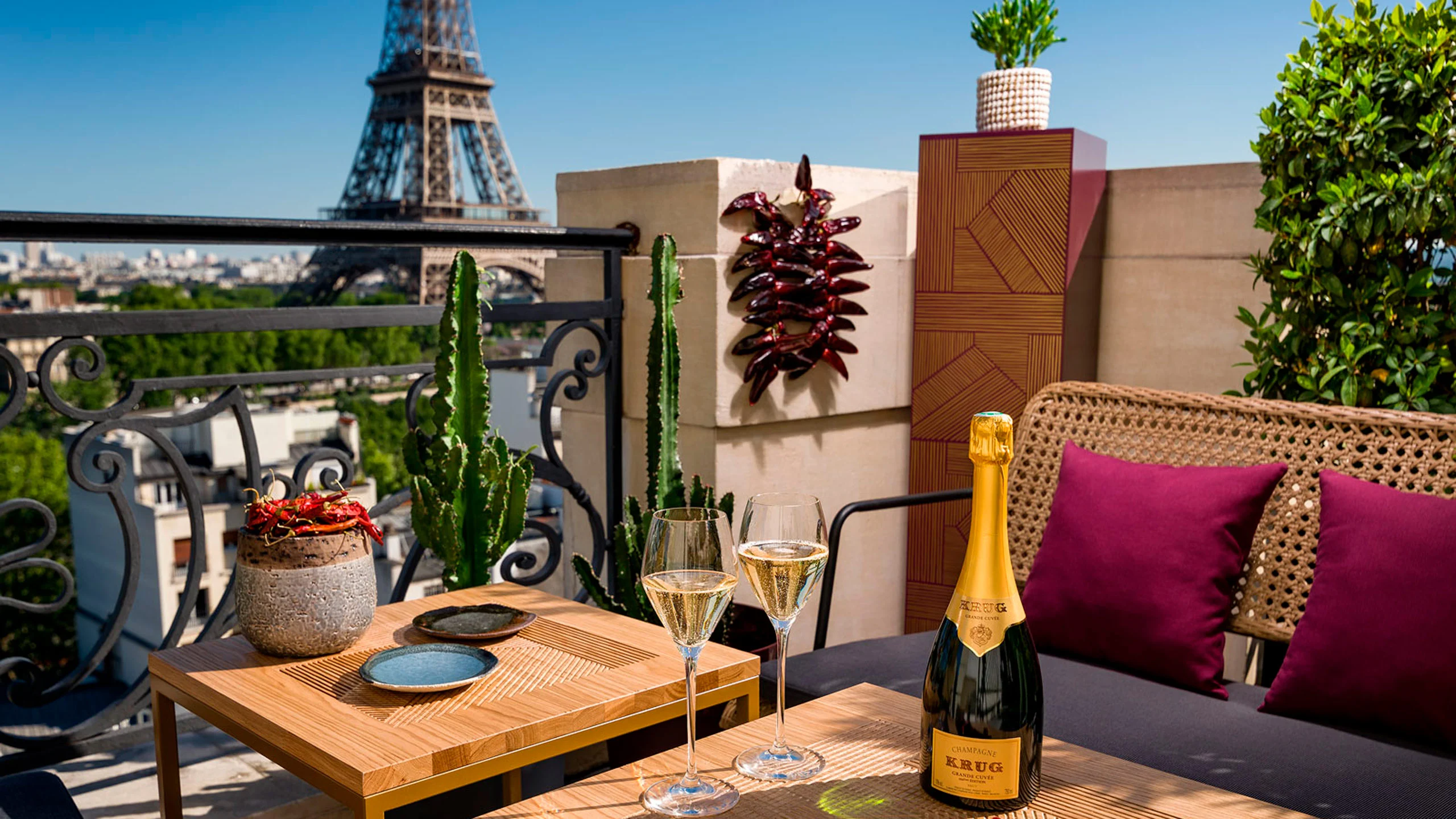 Champaña con vista a la Torre Eiffel en este pop-up veraniego Champaña con vista a la Torre Eiffel en este pop-up veraniego