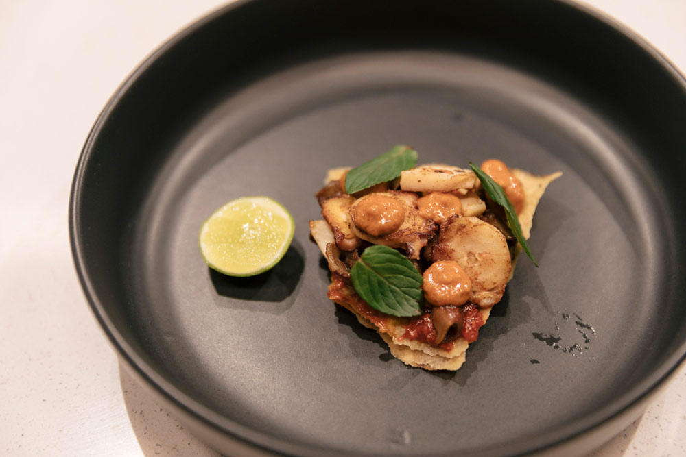 Tostada de chicharrón prensado con pulpo