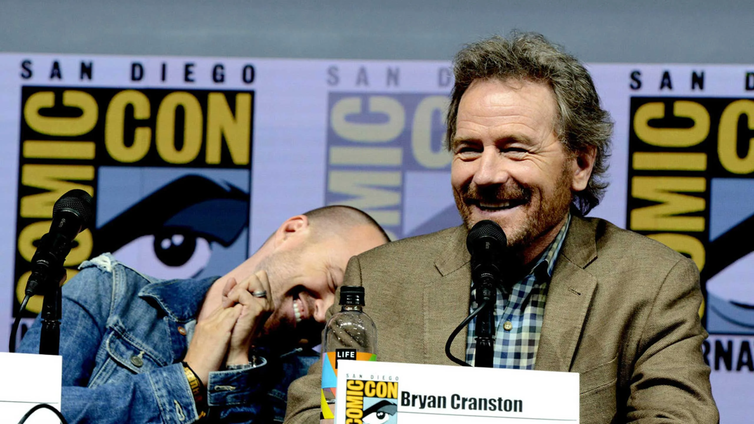 Aaron Paul y Bryan Cranston lanzaron su propia marca de mezcal