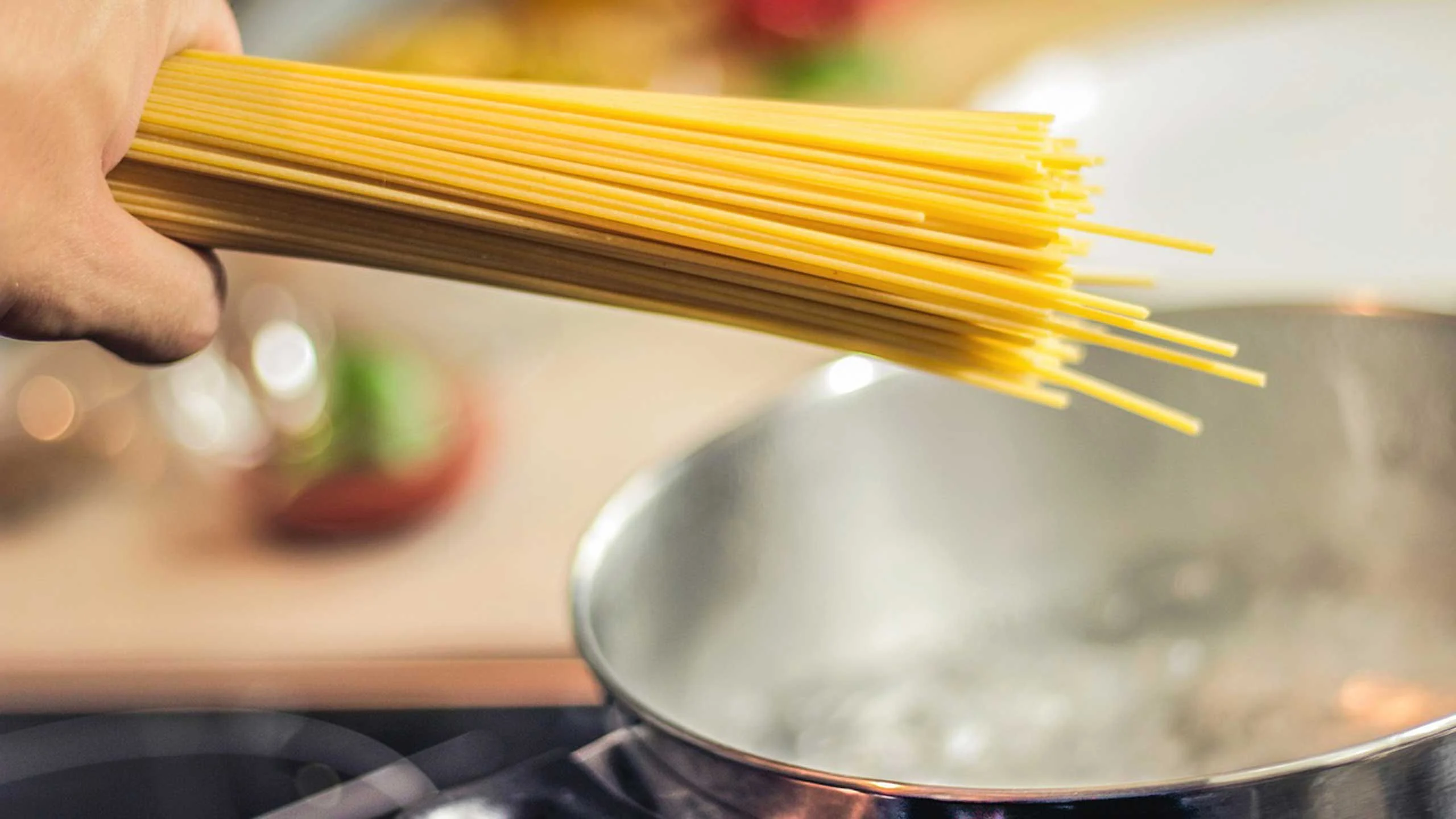 La sal en el agua de tu pasta y verduras es tu mejor aliada La sal en el agua de tu pasta y verduras es tu mejor aliada