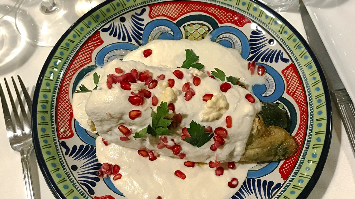 Ya puedes apartar tus chiles en nogada de Nicos