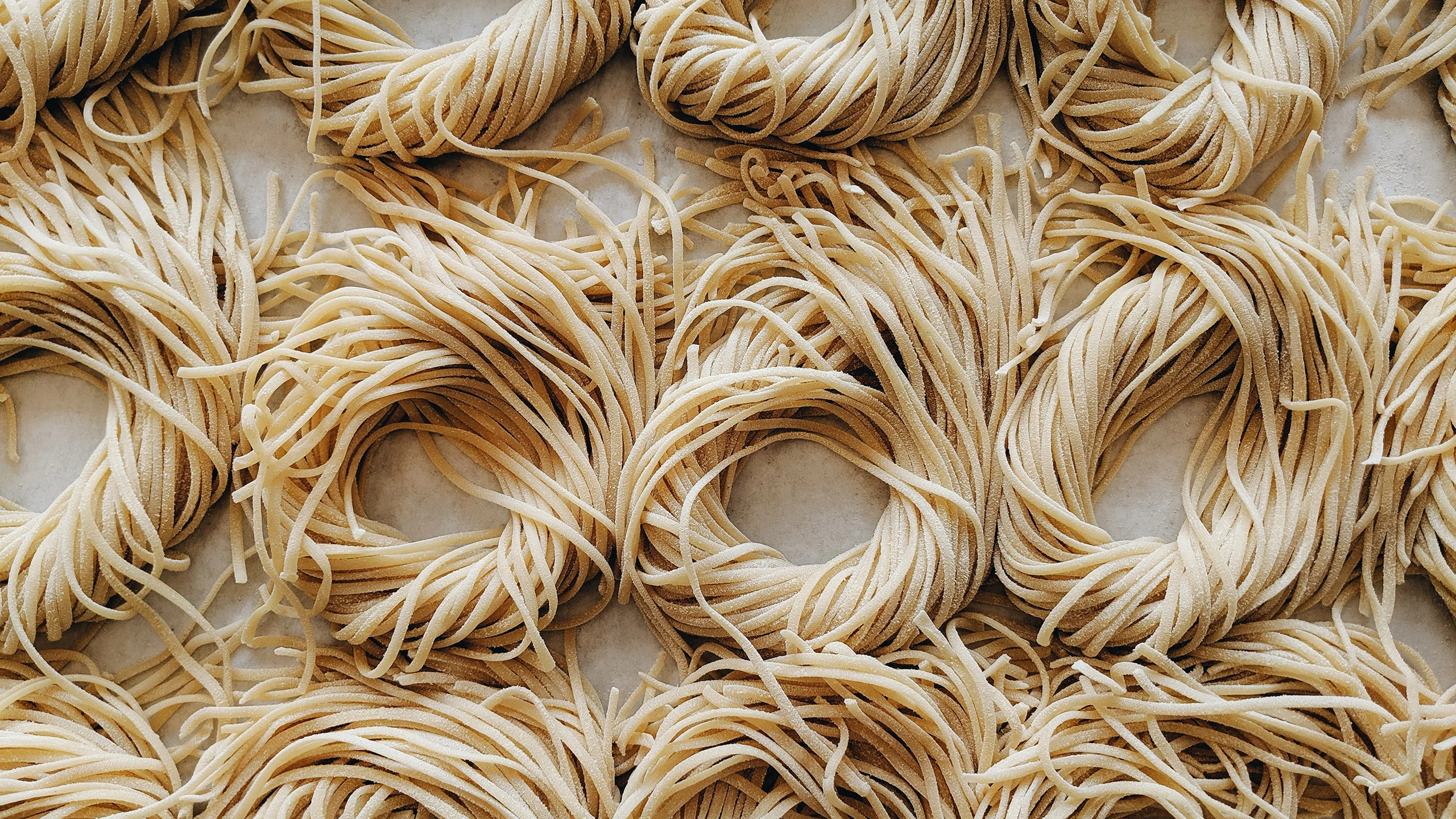 Escucha esta playlist mientras cocinas comida italiana con amigos