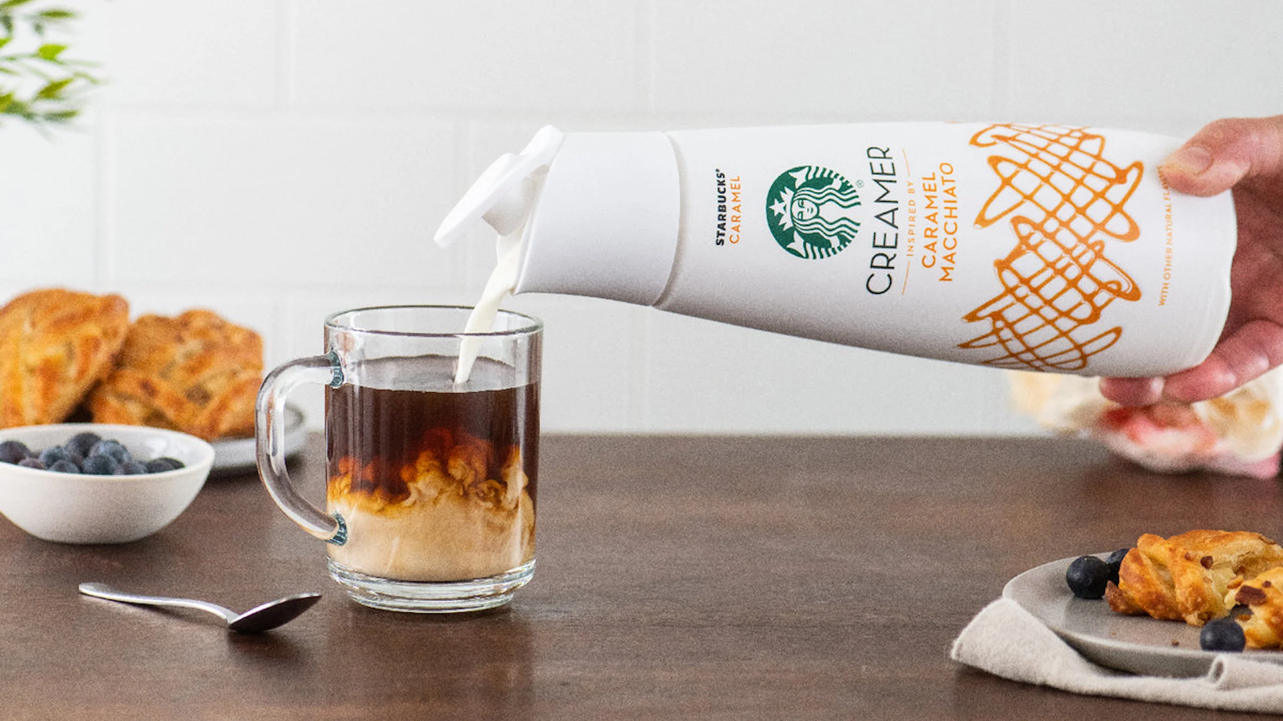 Crean línea de crema para café inspirada en sabores de Starbucks