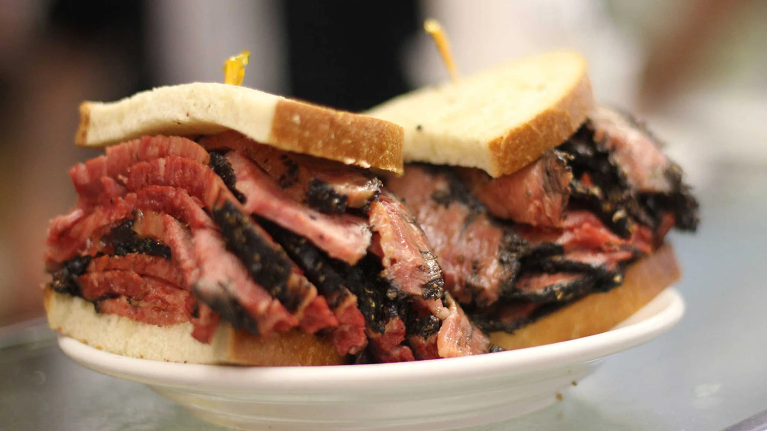 Ahora puedes pedir los sándwiches de pastrami de Katz’s en el Met
