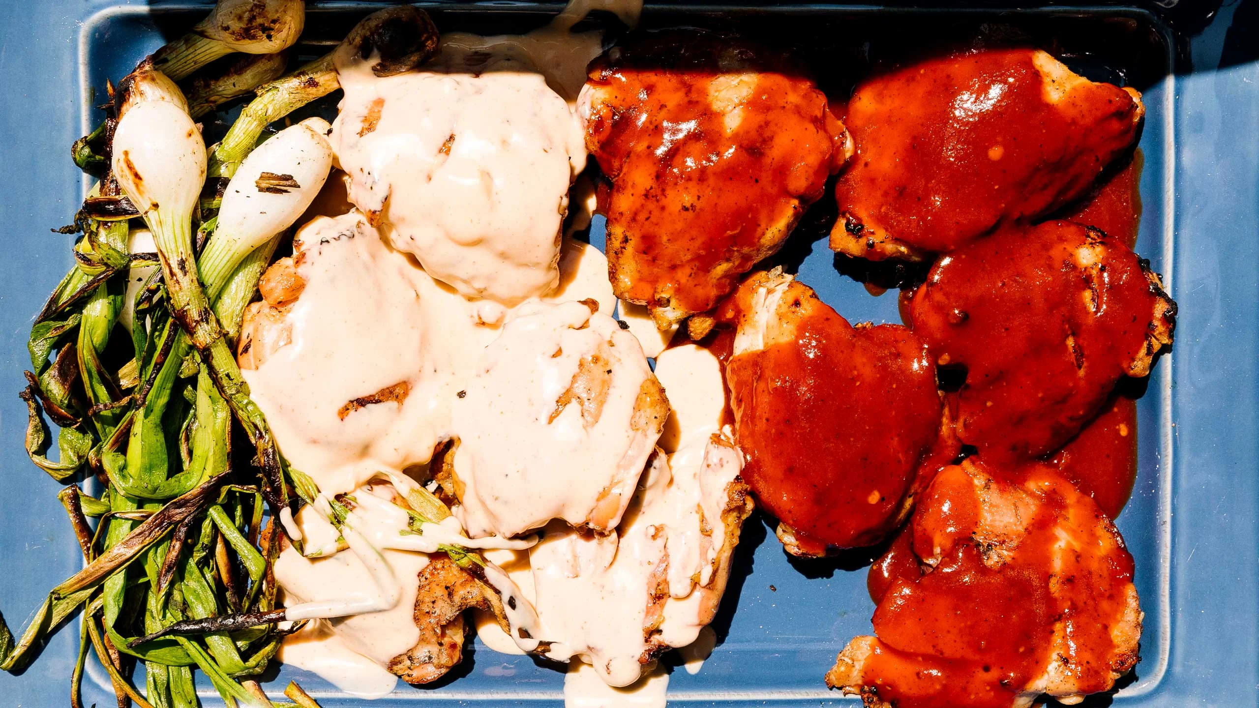 Muslitos de pollo rojos y blancos