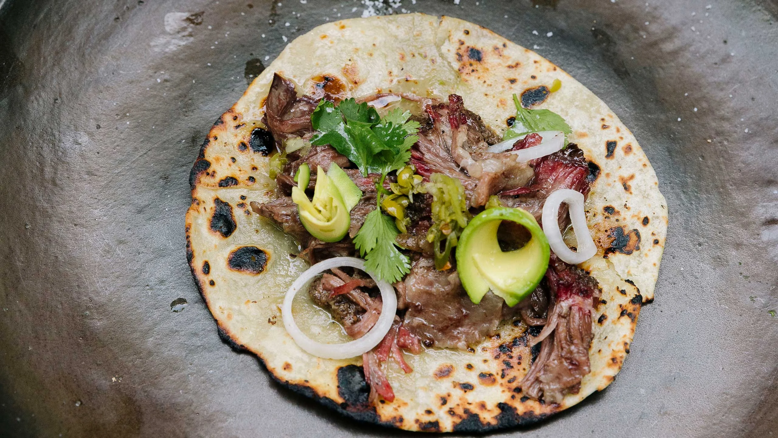 Barbacoa de short rib en ahumador