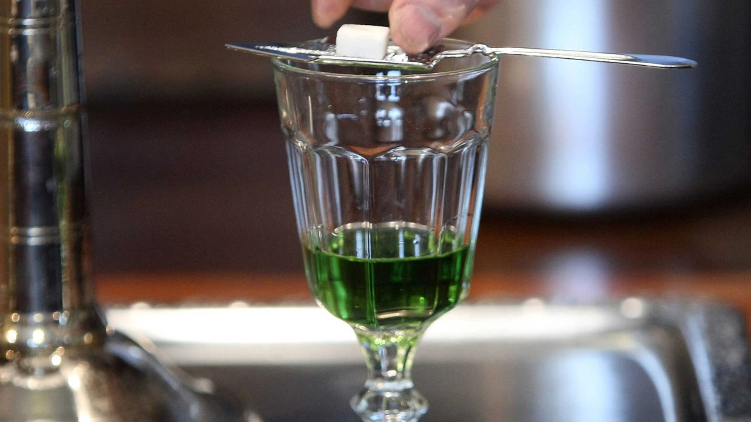 El absinthe recibe la indicación geográfica protegida en Francia.