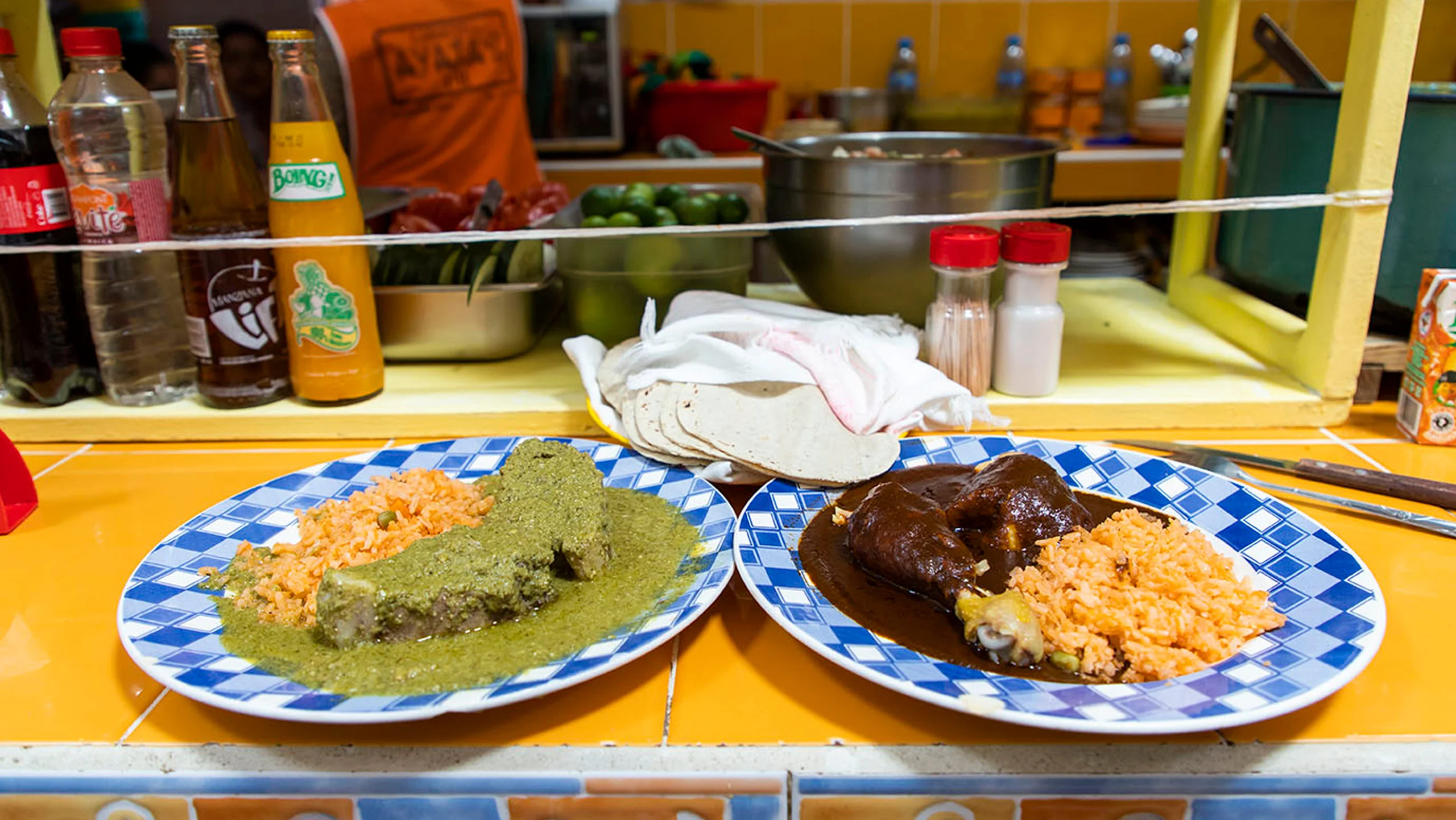 El mole verde de esta cocinera es tan bueno que la llevaron a Italia a prepararlo