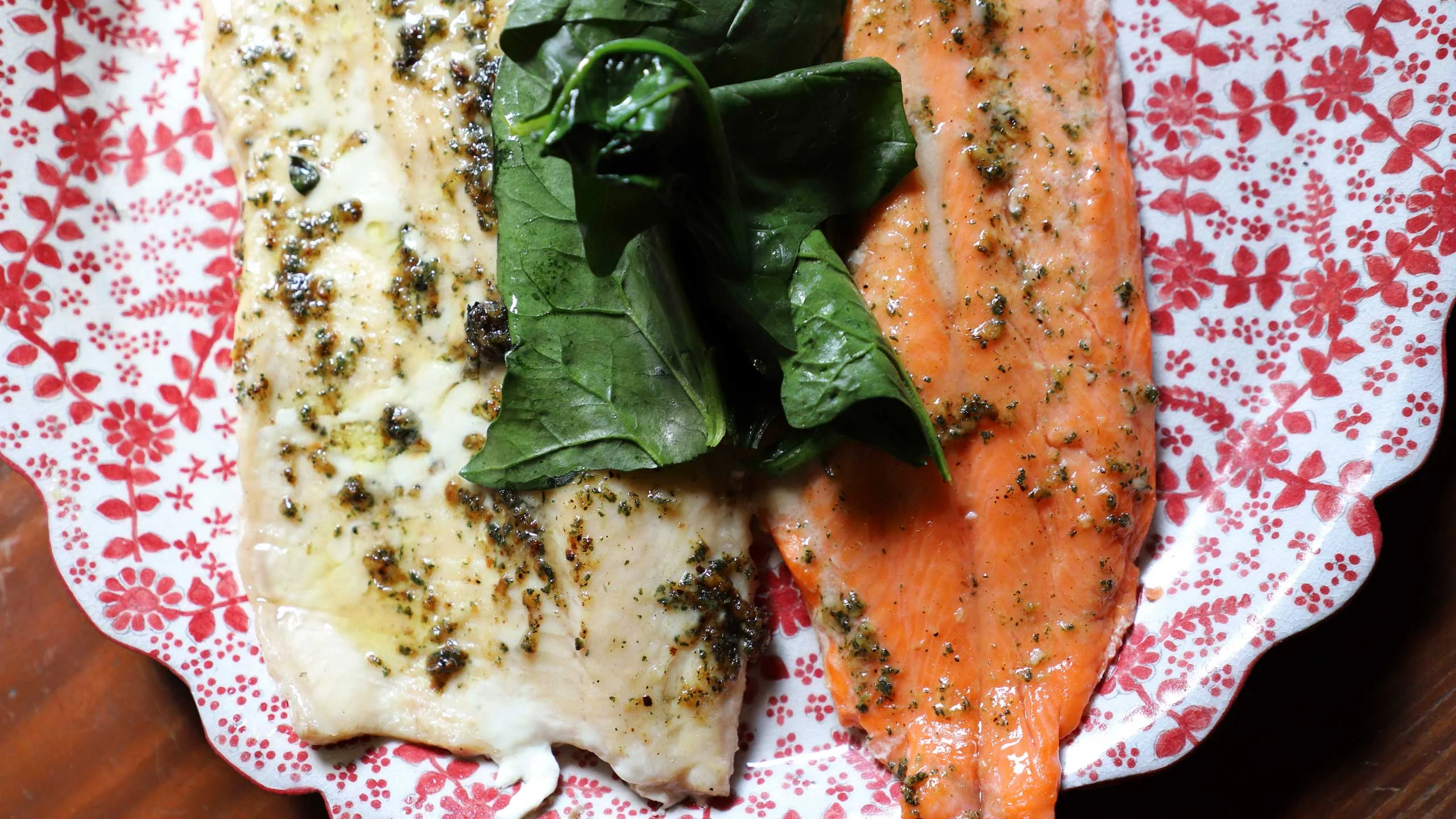 Trucha al horno con mole de salvia y puré de maíz
