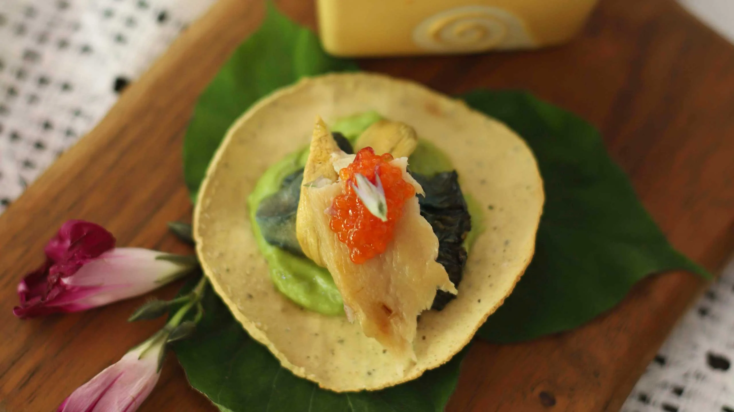 Tostadas de trucha ahumada con hongos silvestres