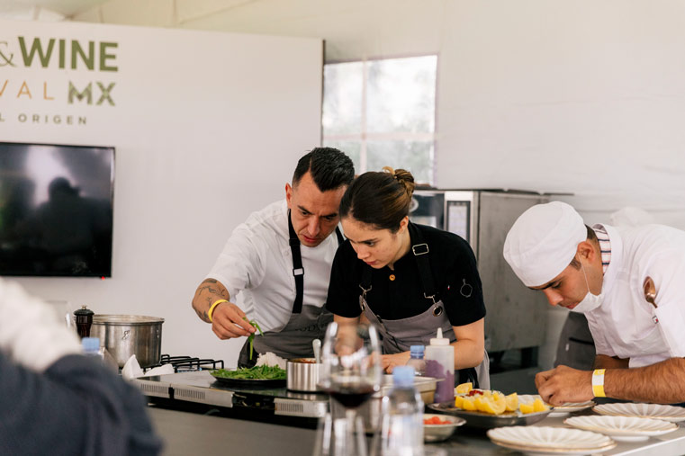 Edgar Núñez cocinando