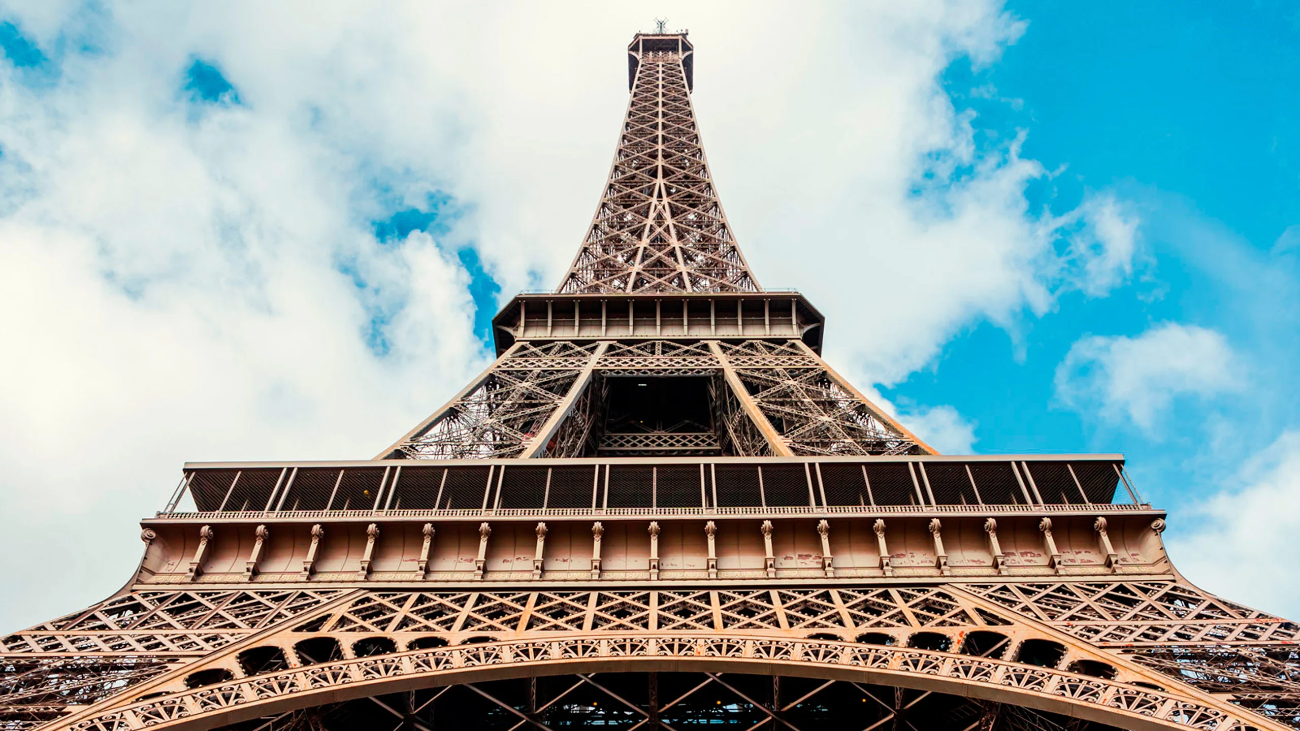 La Torre Eiffel ahora alberga una bodega vinícola