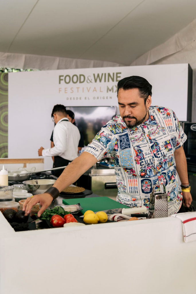 Sergio Camacho cocinando