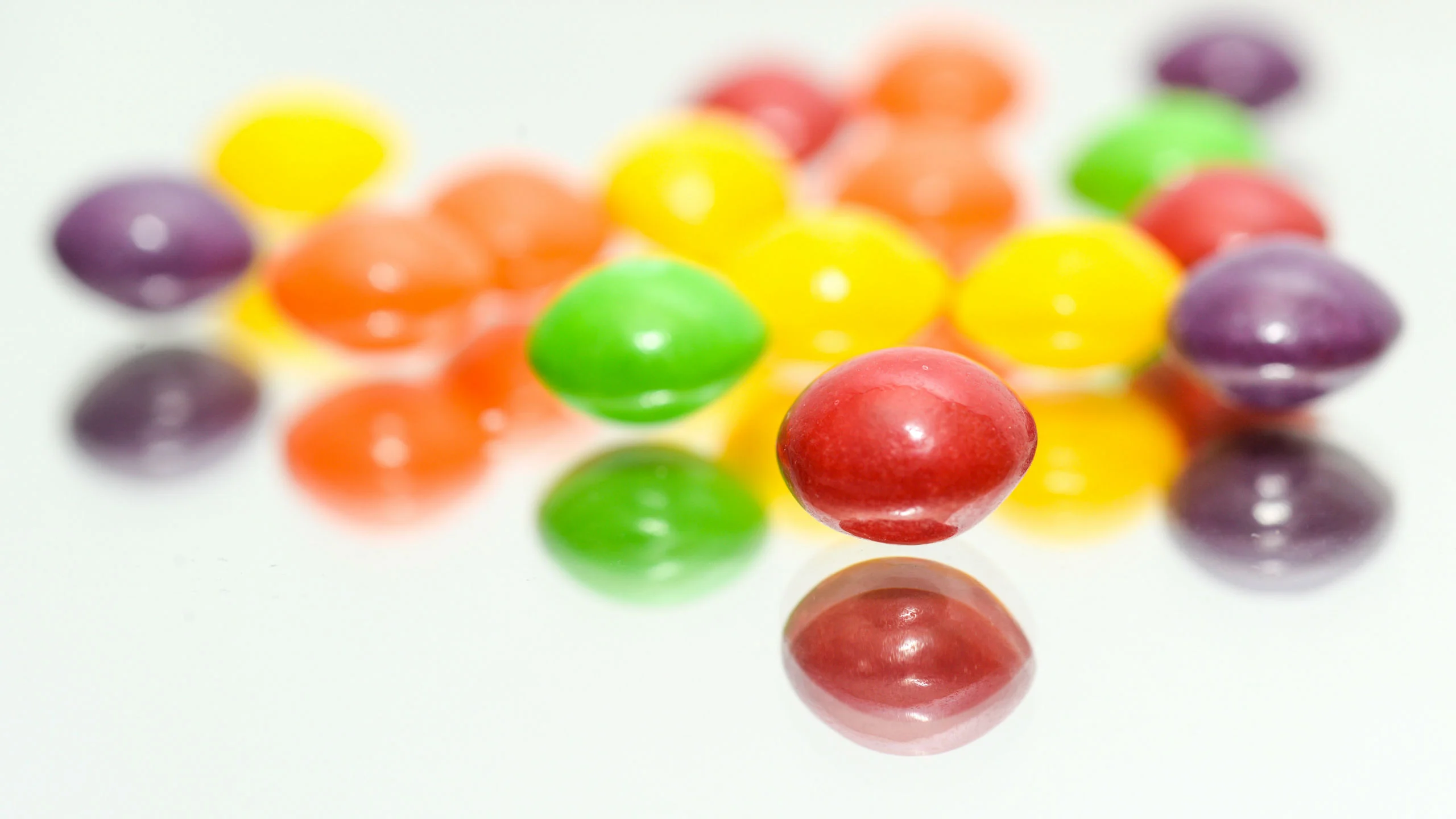 El amarillo es el color menos popular de los Skittles