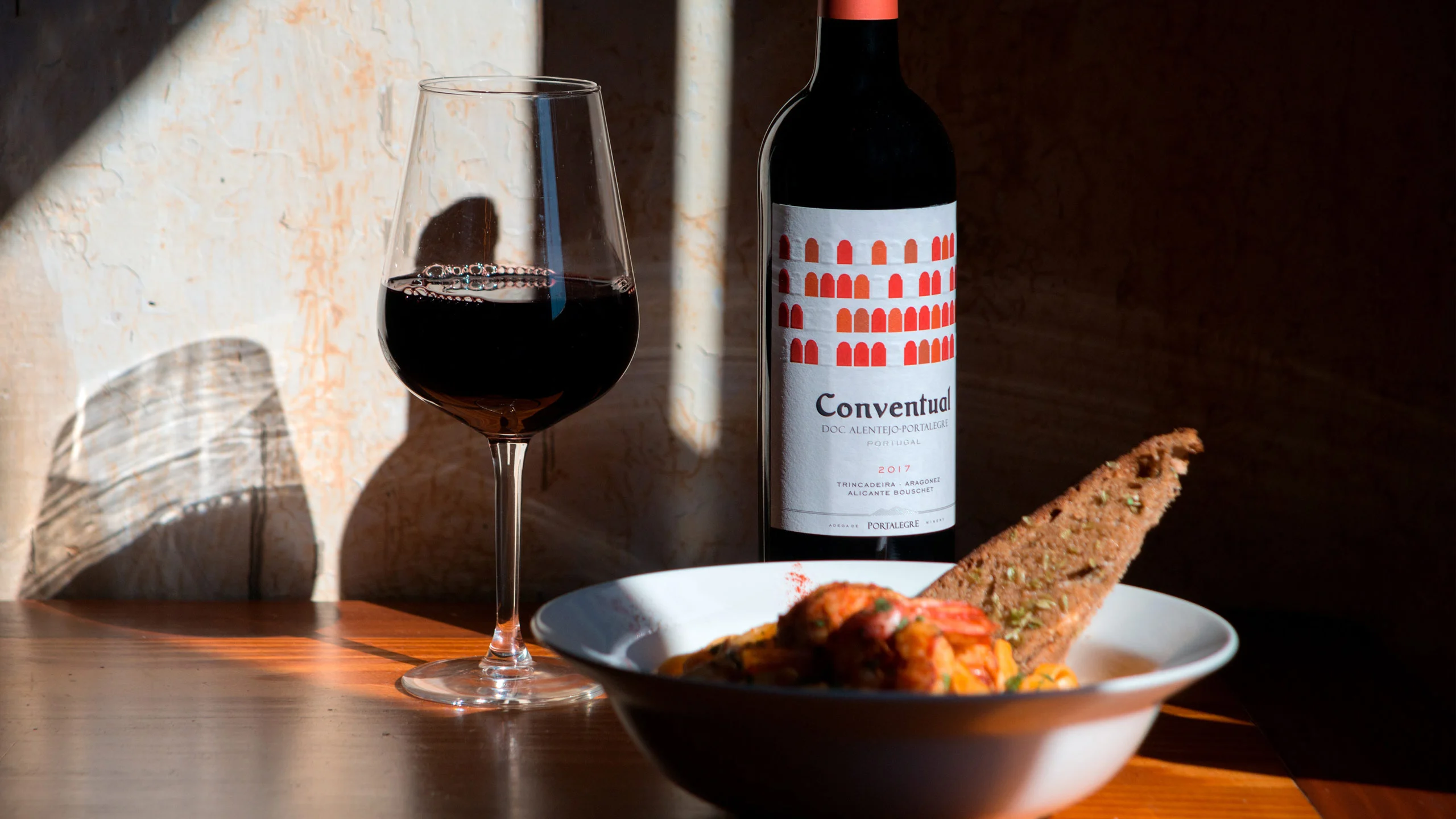 ¿Por qué el vino tinto solo le mancha los dientes a algunas personas?