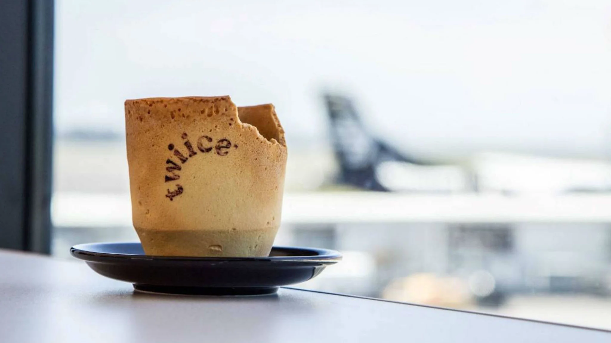 Esta aerolínea está probando tazas comestibles hechas de biscotti
