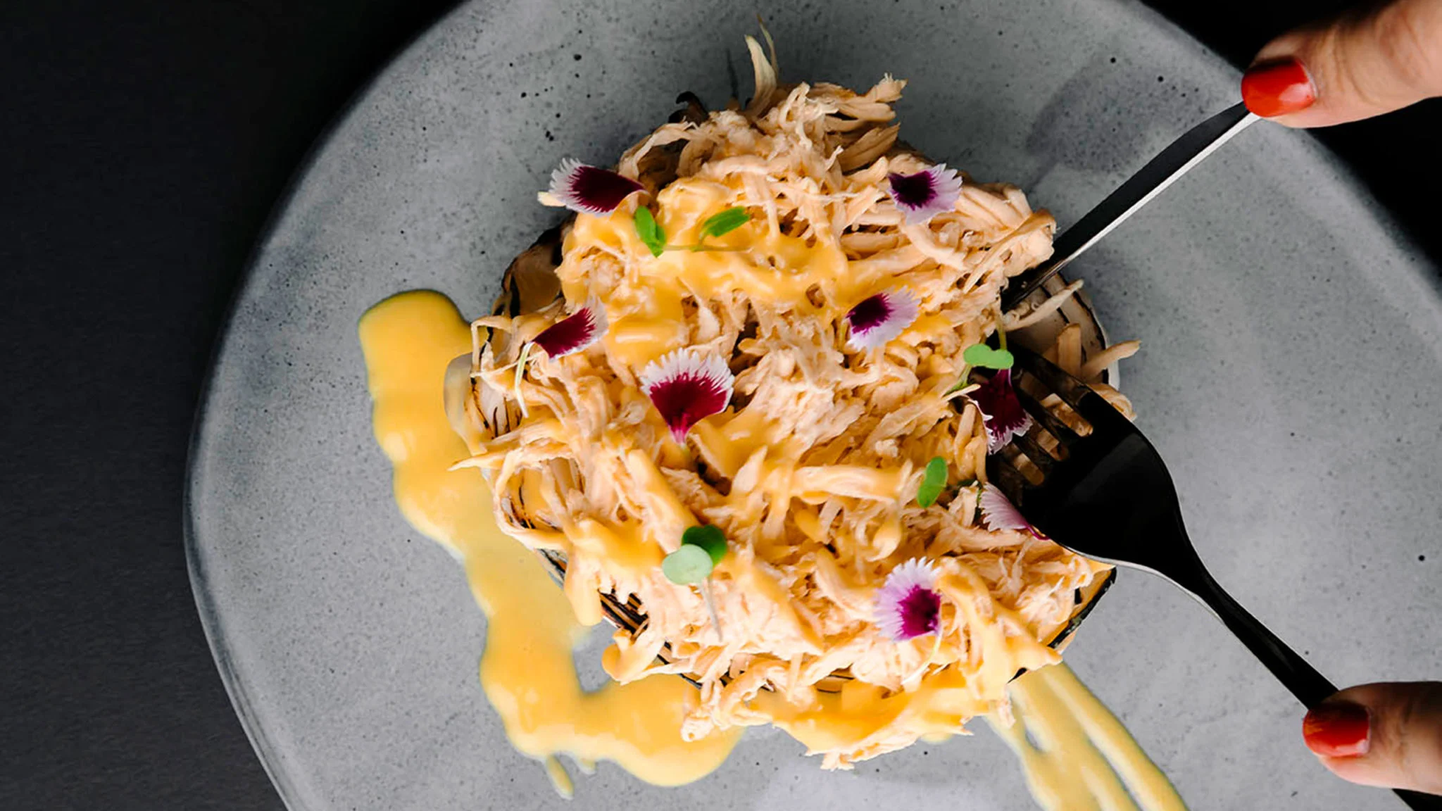 Col asada con ajo, pollo deshebrado y vinagreta de mango