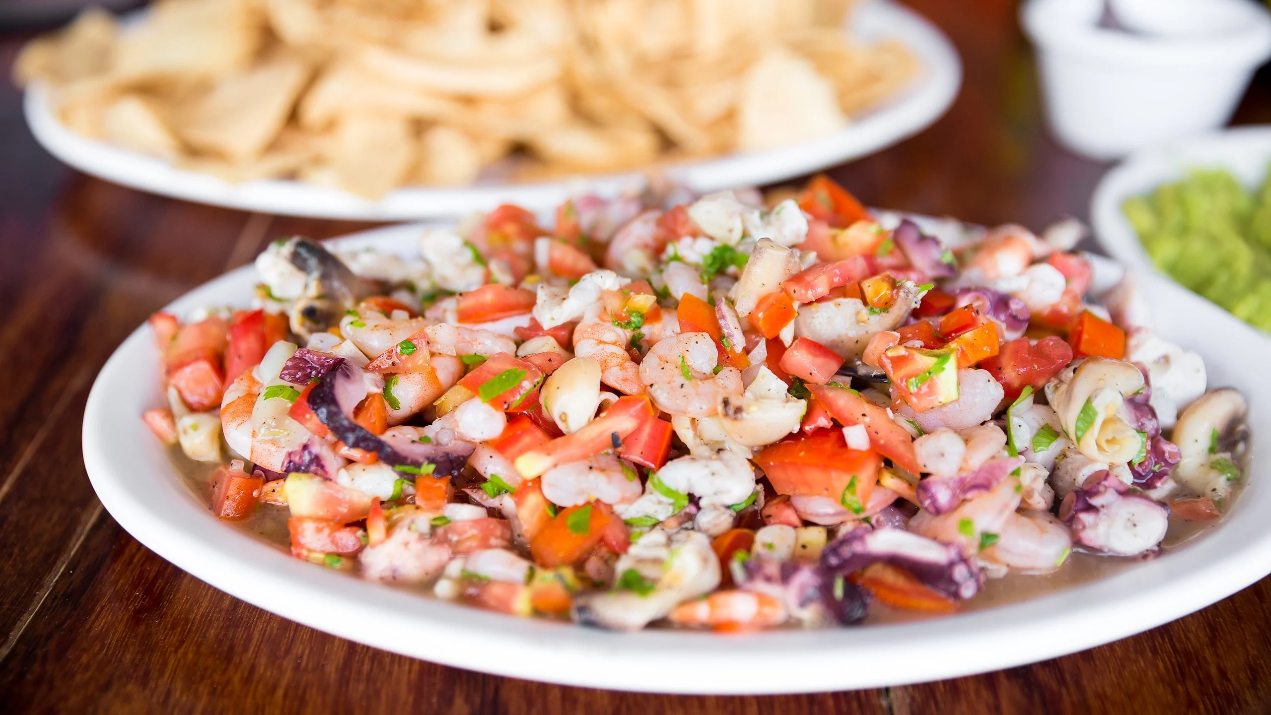 ¿Por qué el limón “cocina” el pescado?
