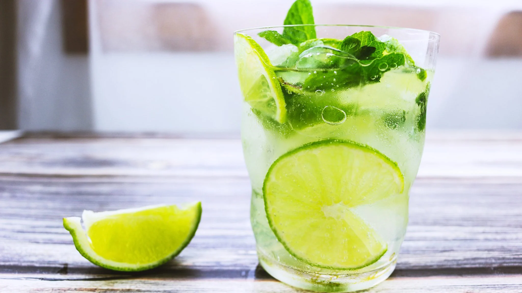 ¿Cómo hacer agua tónica casera?