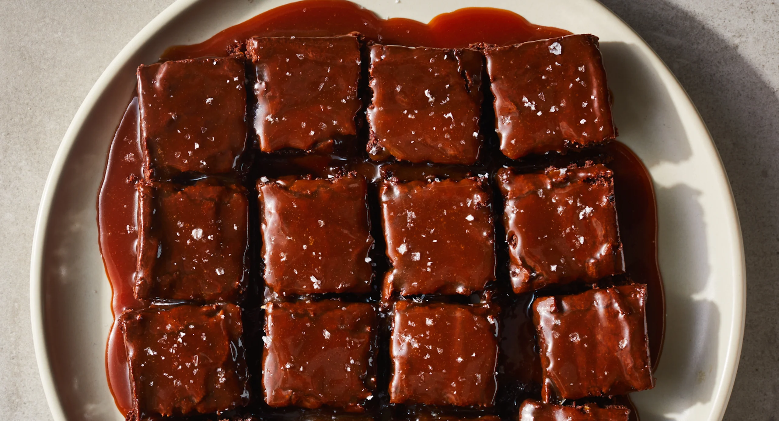 Sí deberías de verter caramelo en tus brownies