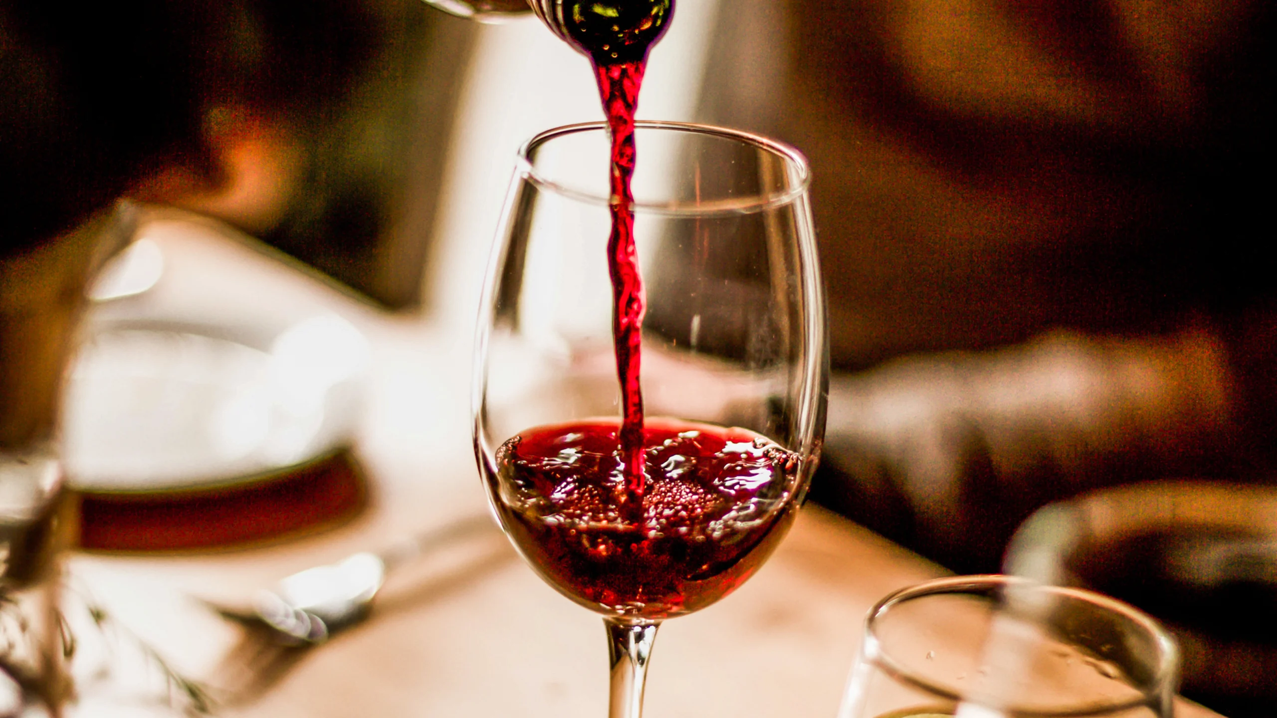 Se derraman más de 50,000 litros de vino tinto en España