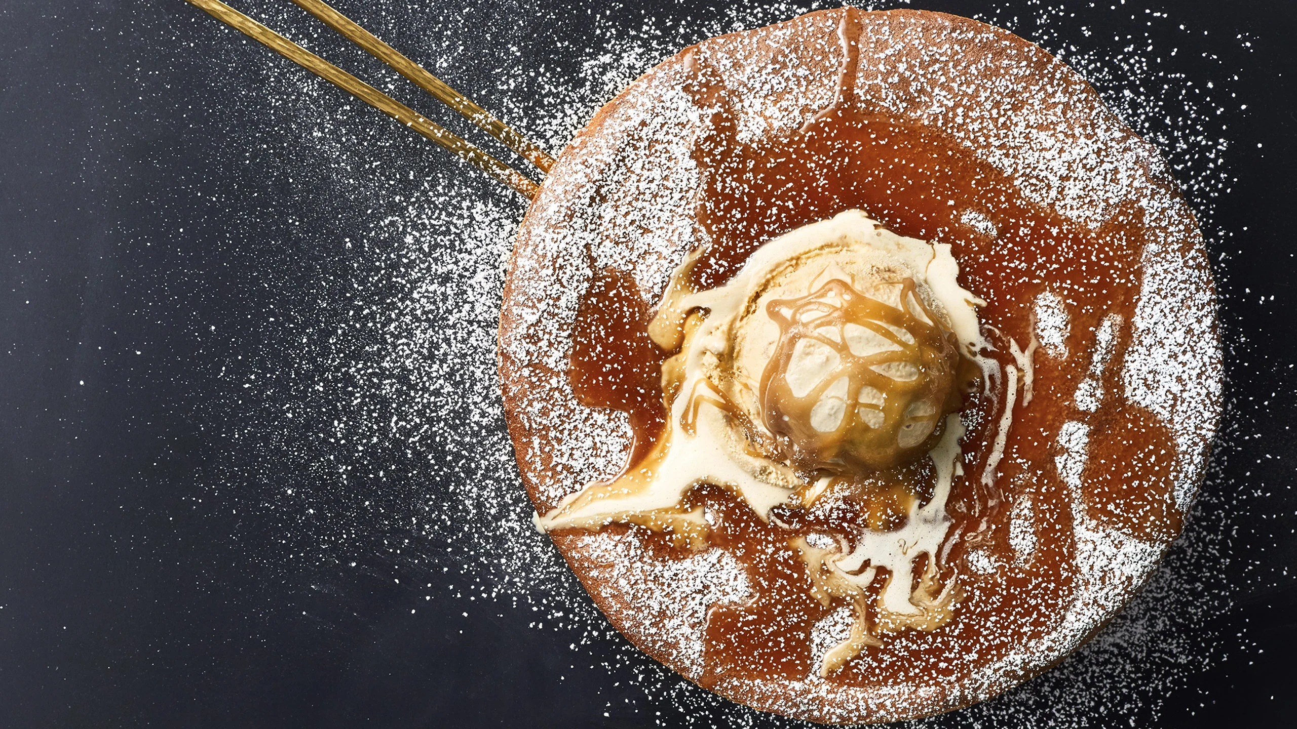 Una receta de hot cake austriaco acompañado de compota manzana