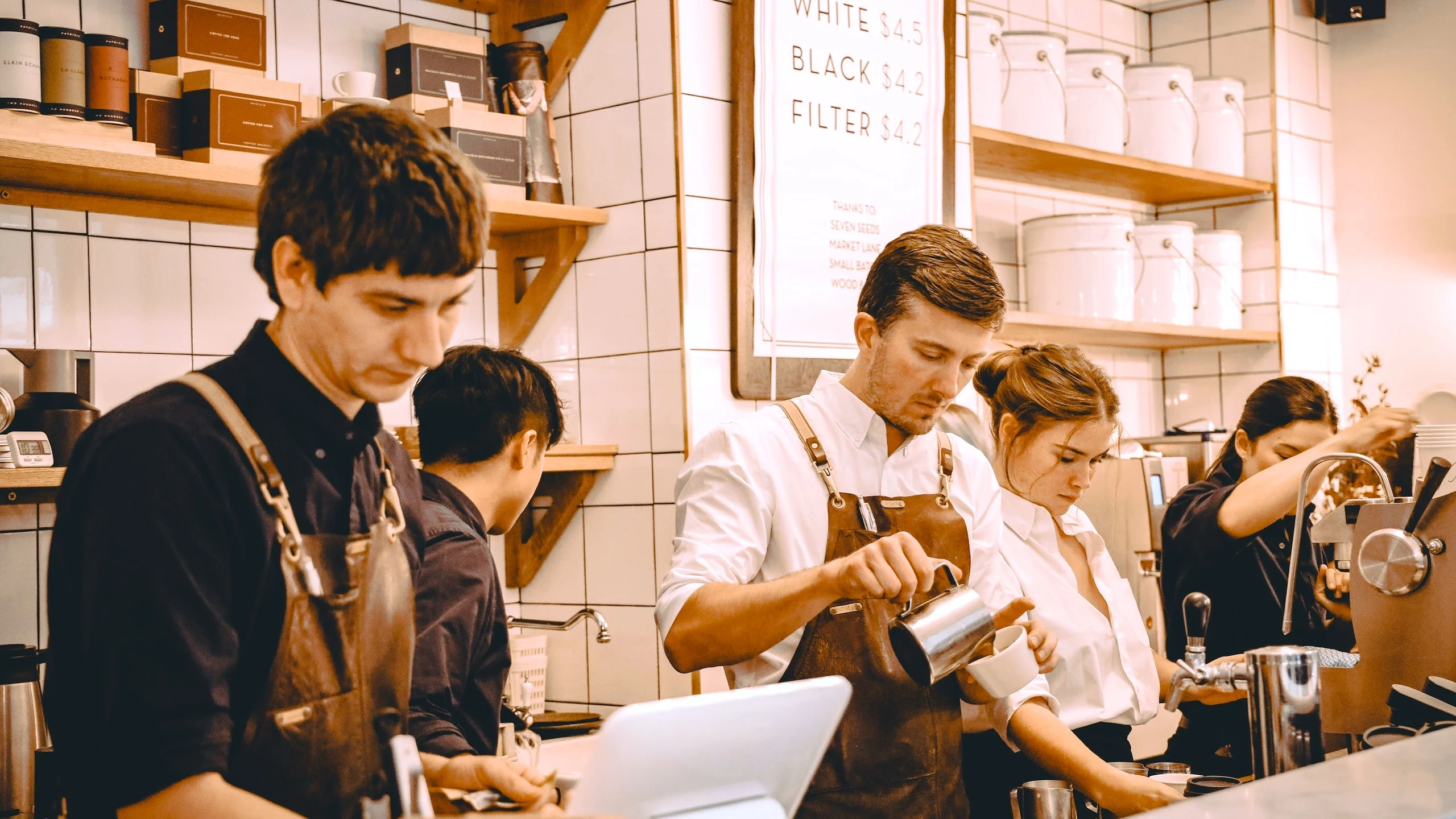 Pernod Ricard crea fondo de vales de despensa para bartenders y meseros