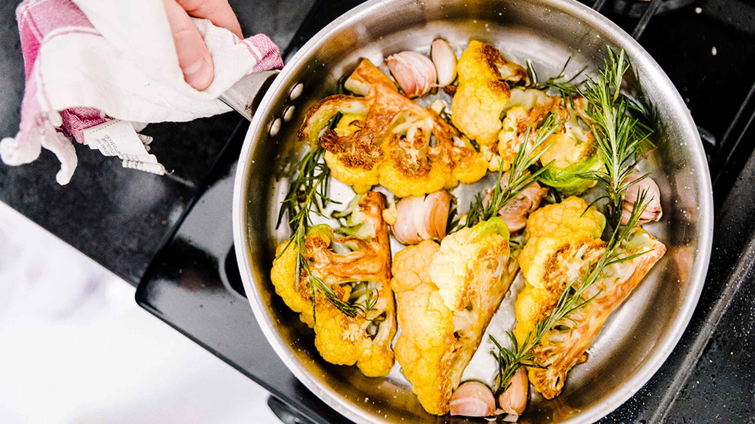 Coliflor rostizada con salsa macha y jocoque