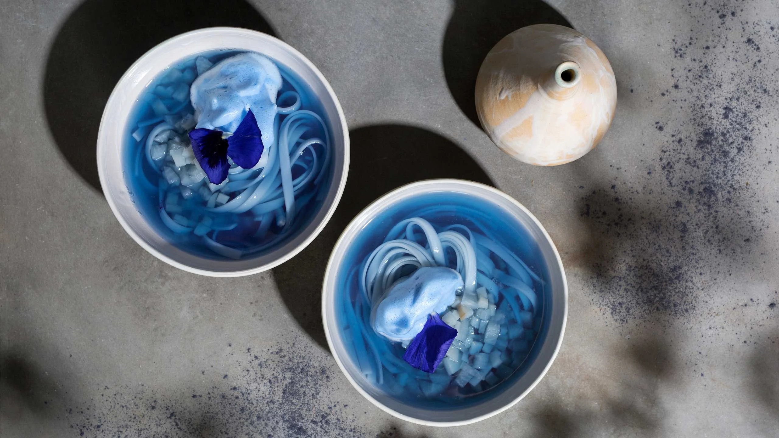 Un ramen azul vegetariano para cuando quieras un caldo reconfortante Un ramen azul vegetariano para cuando quieras un caldo reconfortante