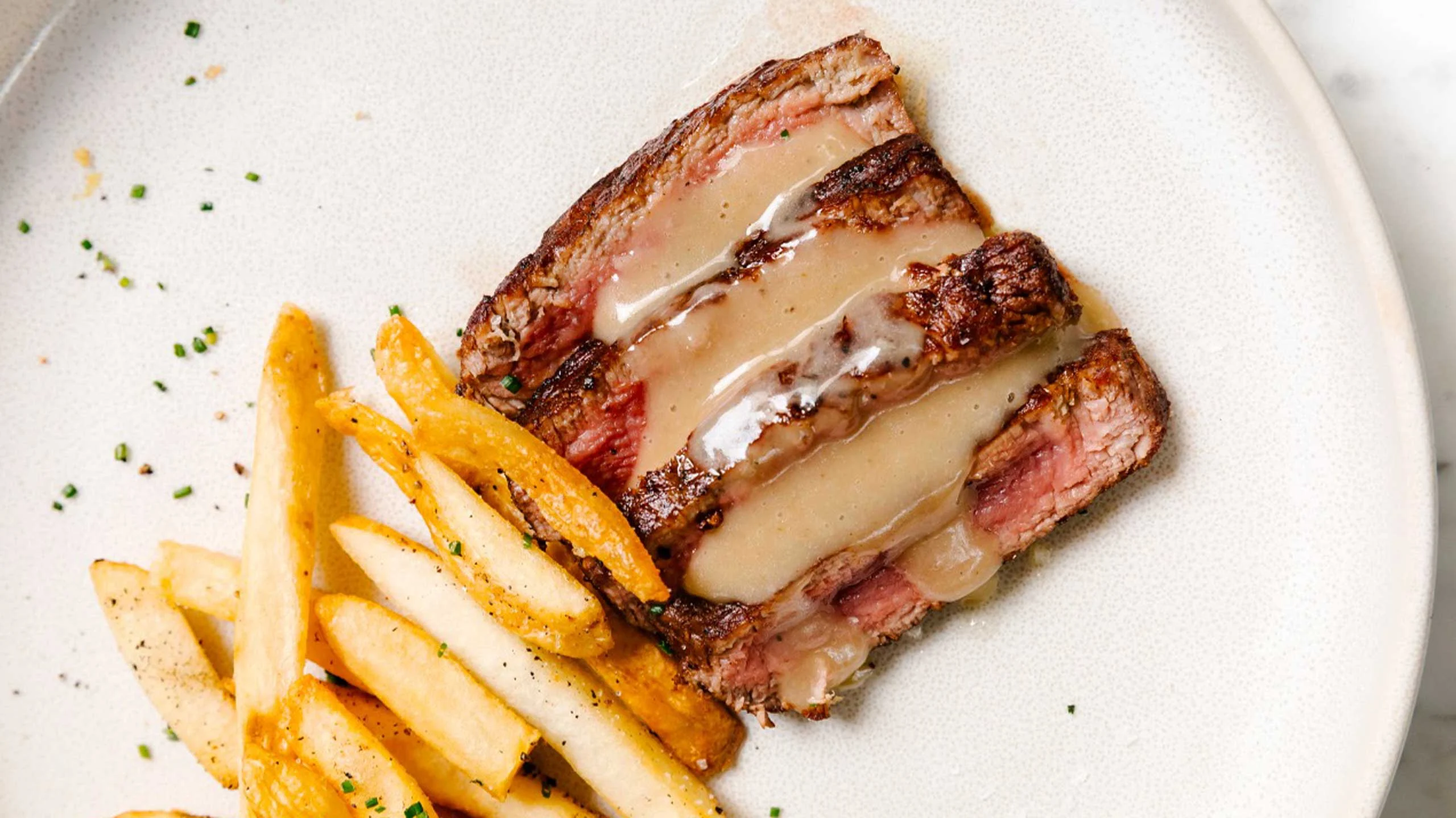 Prepara este corte a la parrilla con salsa de queso comté Prepara este corte a la parrilla con salsa de queso comté