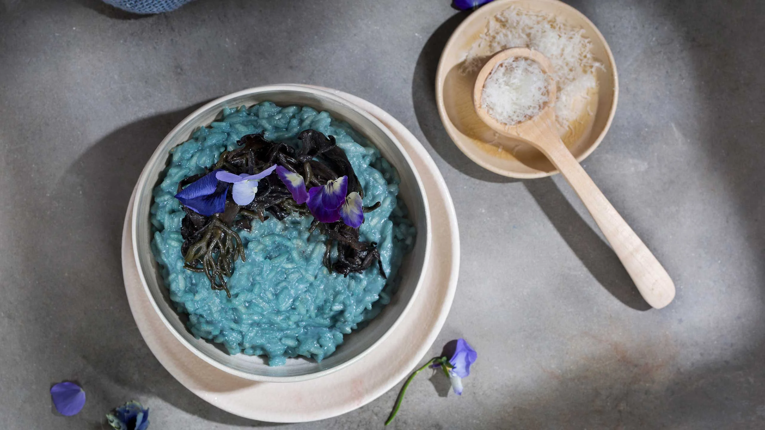 Cocina este risotto con setas y algas