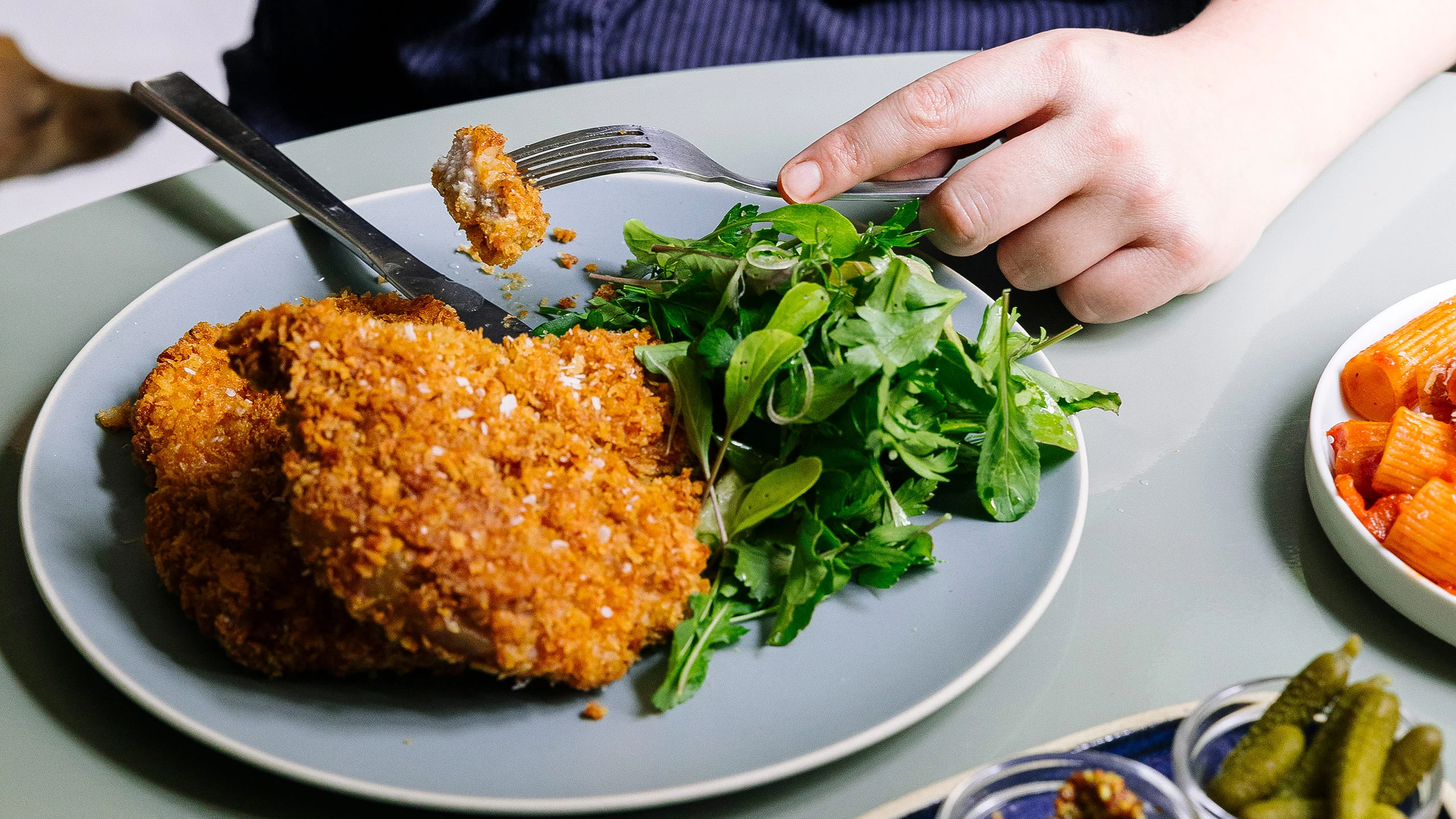 Schnitzel de cerdo y ensalada de mostaza