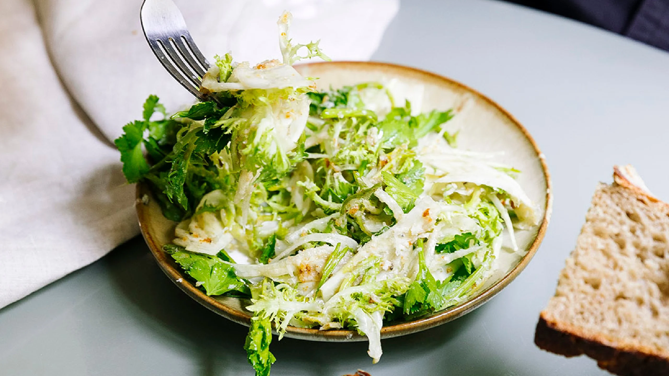 Ensalada de Hinojo con vinagreta de anchoa y parmesano