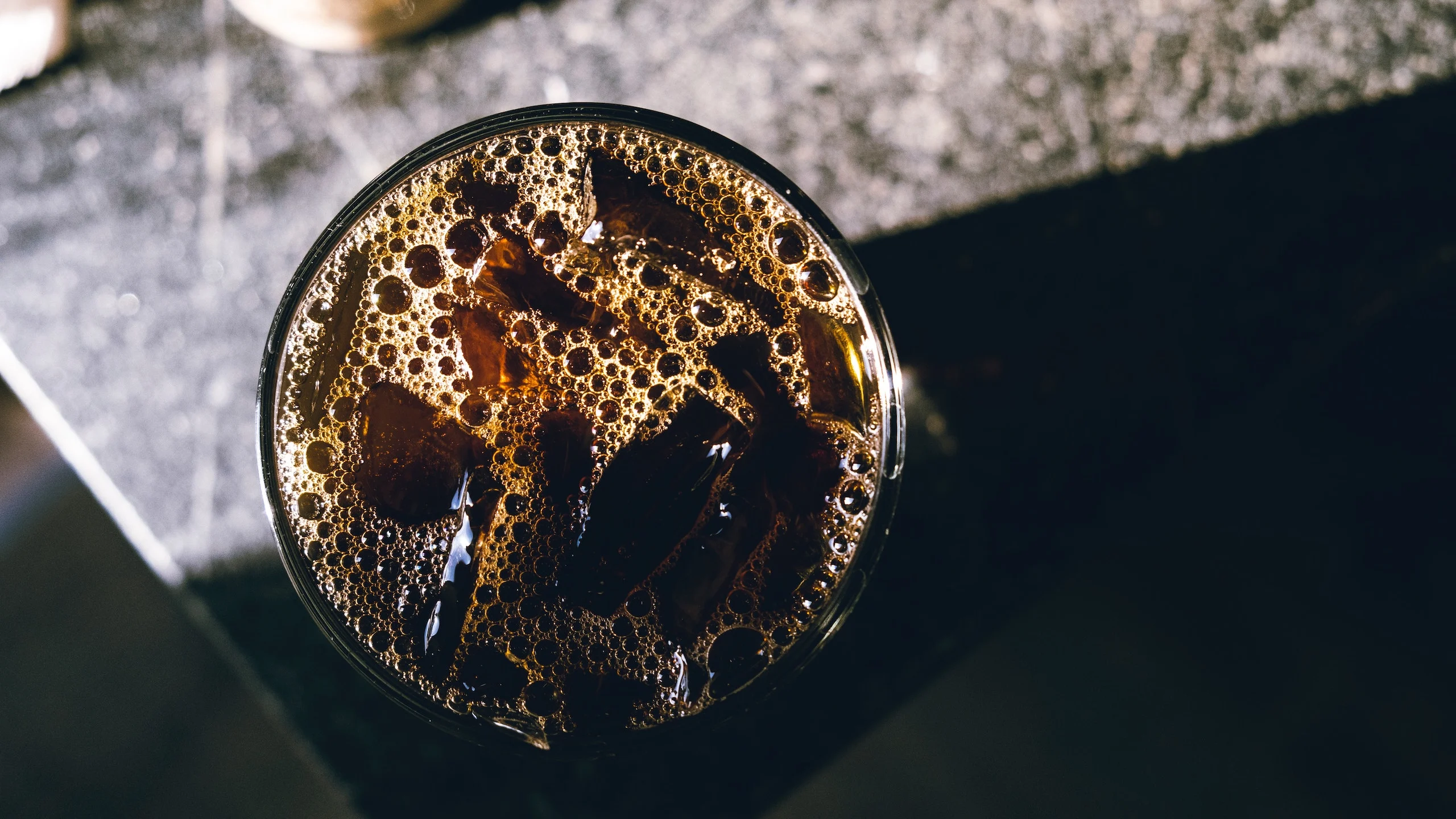 Cómo hacer café cold brew casero con una prensa francesa