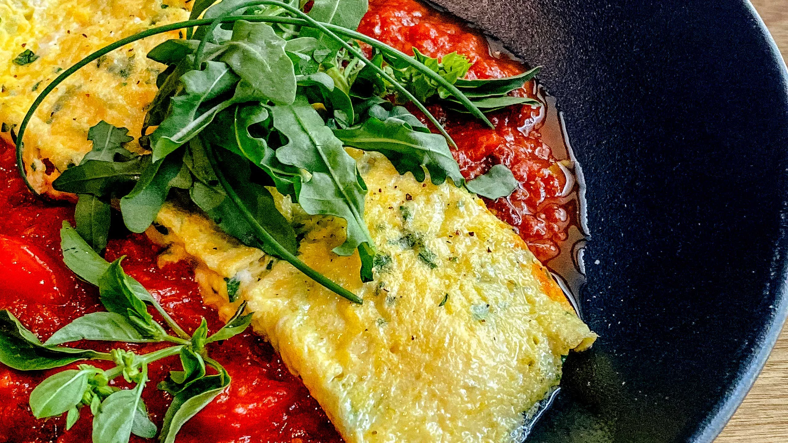 Omelette con salsa de tomate