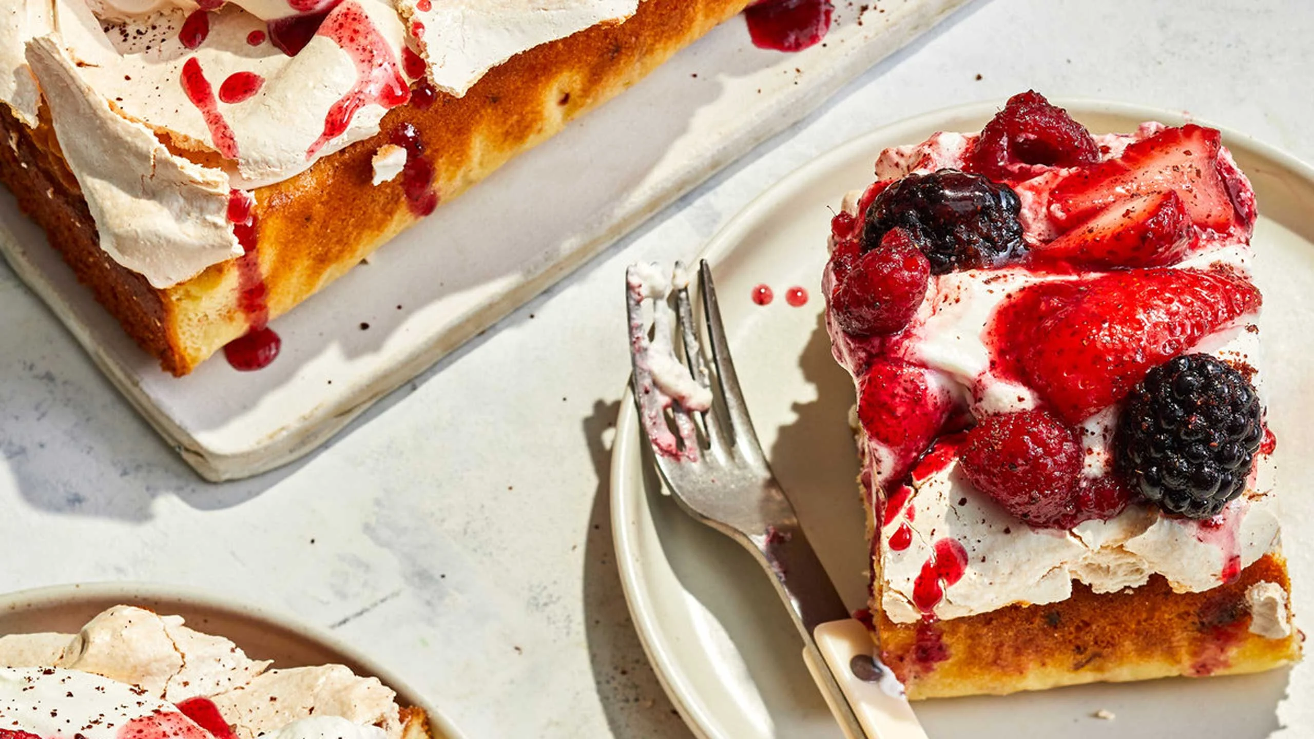 Pastel de merengue de dos pisos con berries de verano
