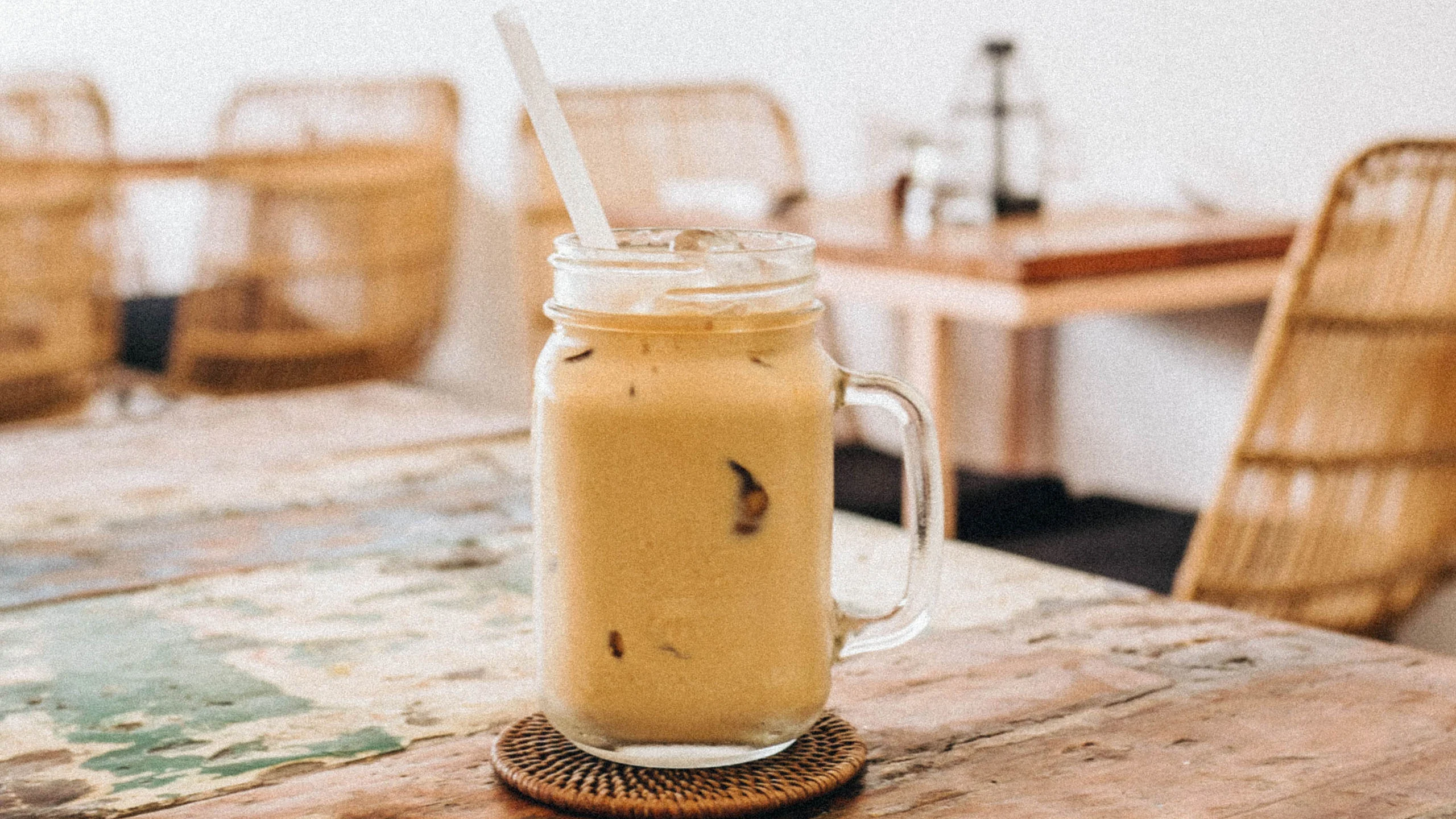 Esta agua de mazapán es un postre hecho bebida Esta agua de mazapán es un postre hecho bebida