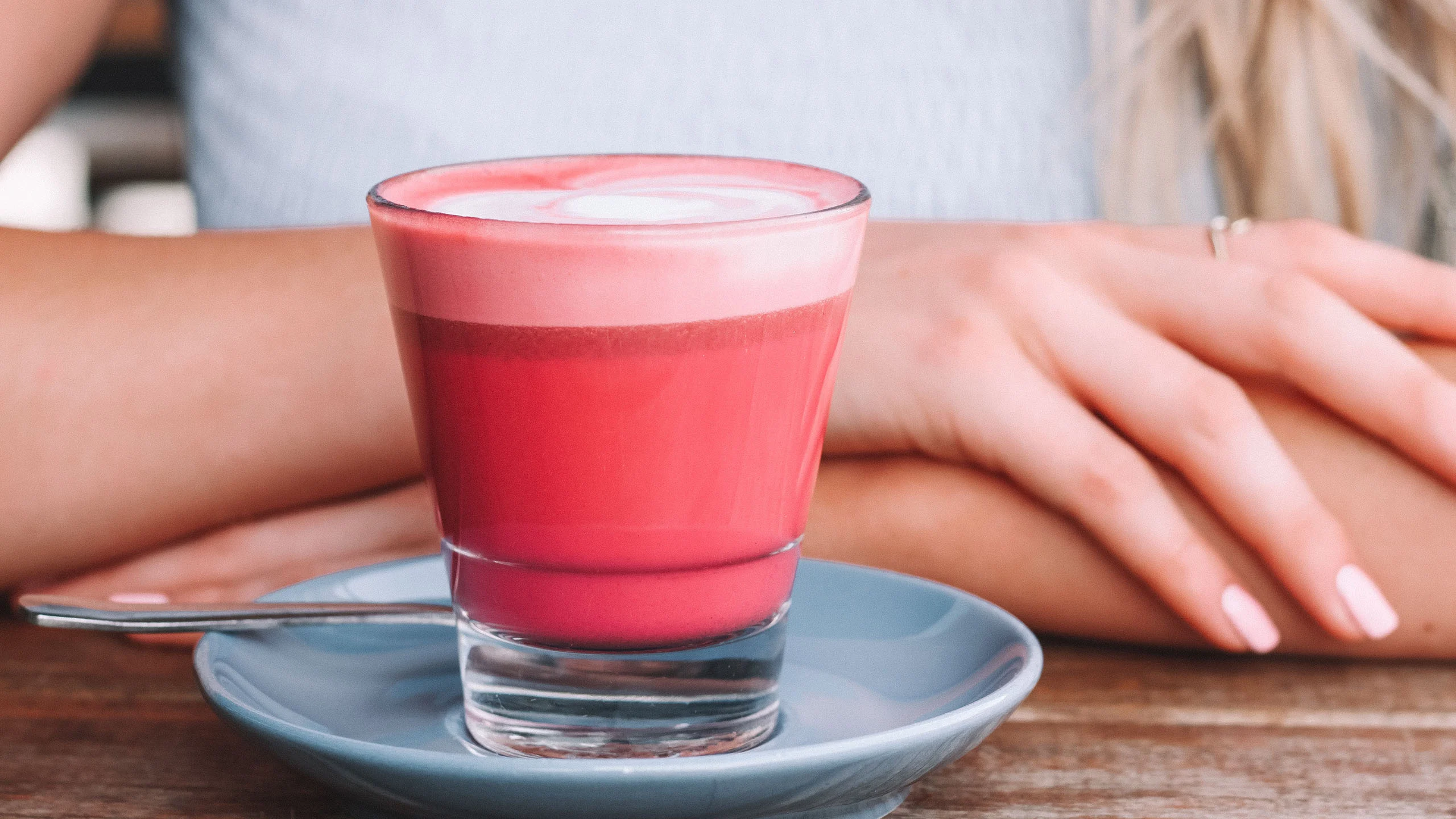 Este latte tiene betabel y es más saludable de lo que imaginas Este latte tiene betabel y es más saludable de lo que imaginas