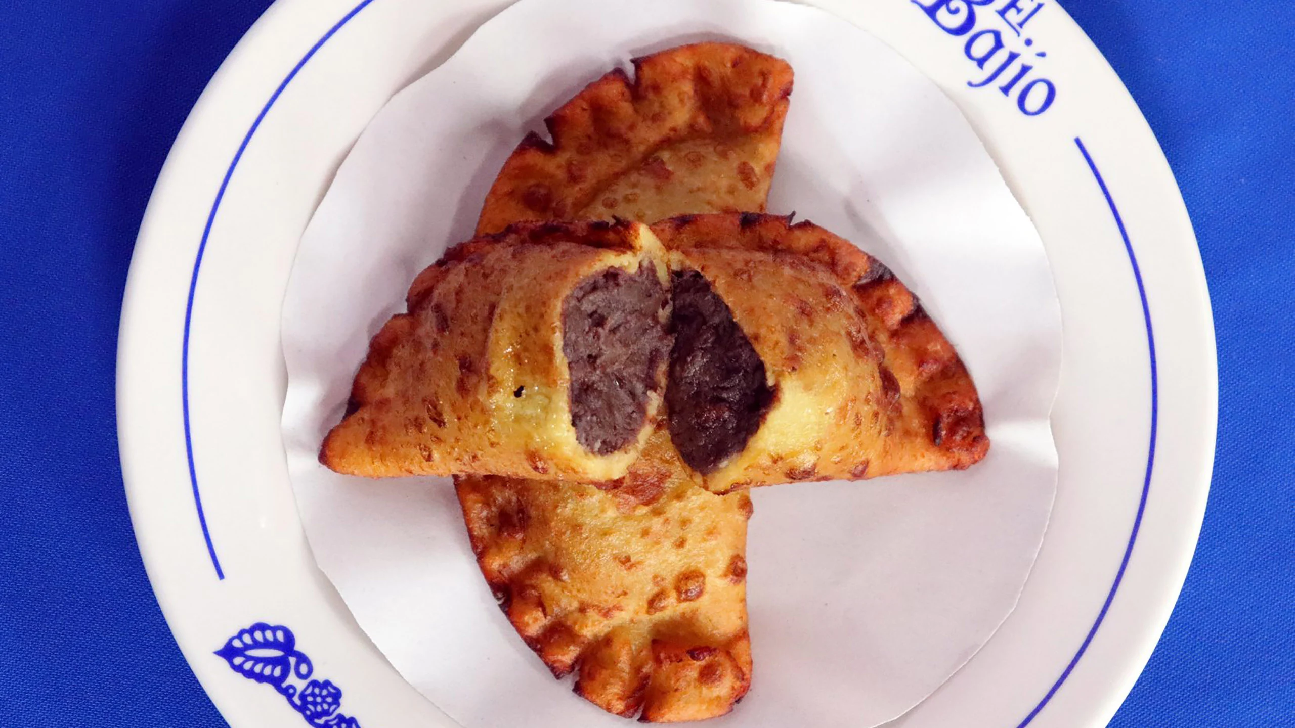 Prepara las clásicas empanadas de frijol con plátano macho de El Bajío