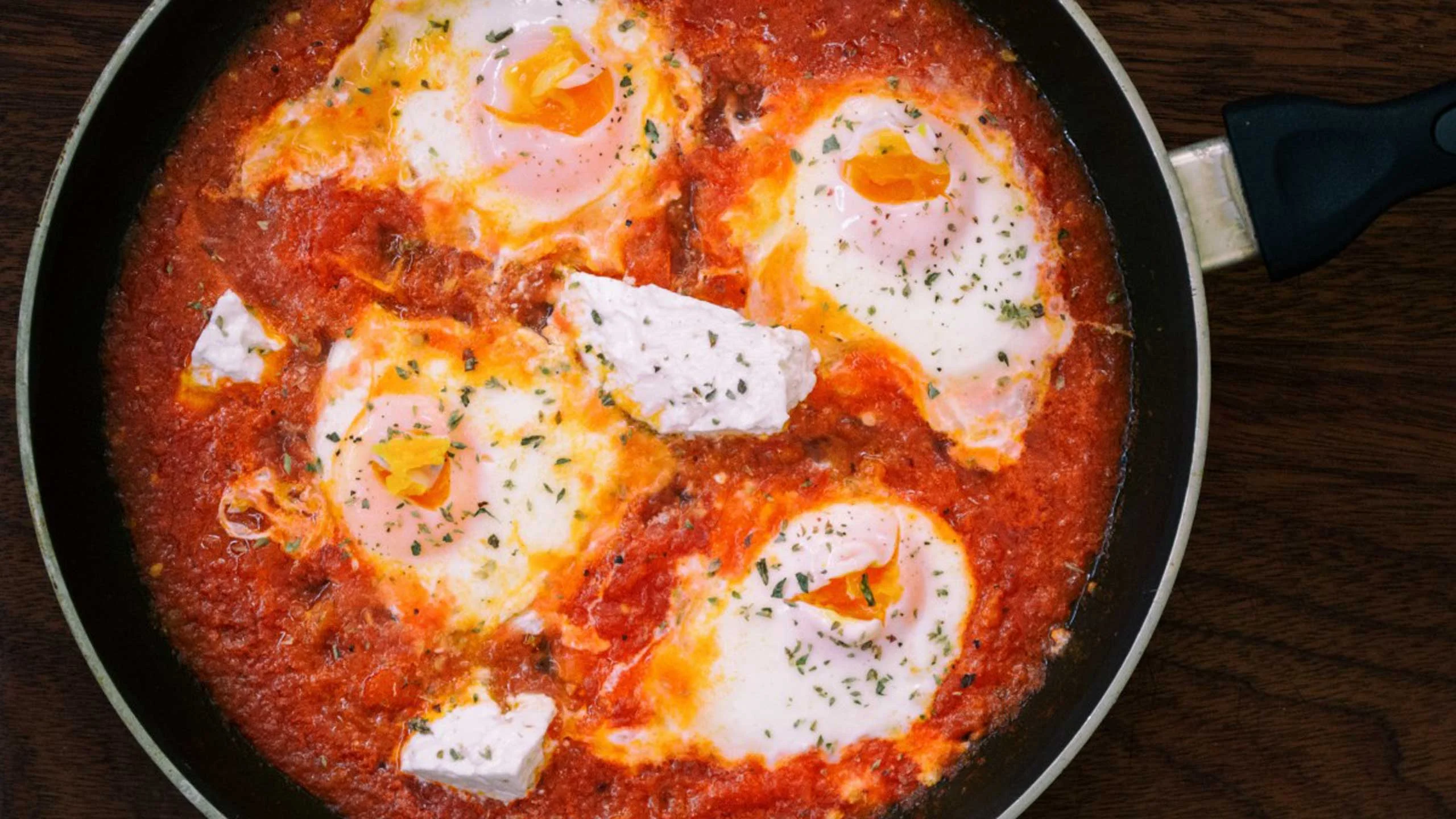 Huevos en cazuela con las verduras que te sobran en el refrigerador