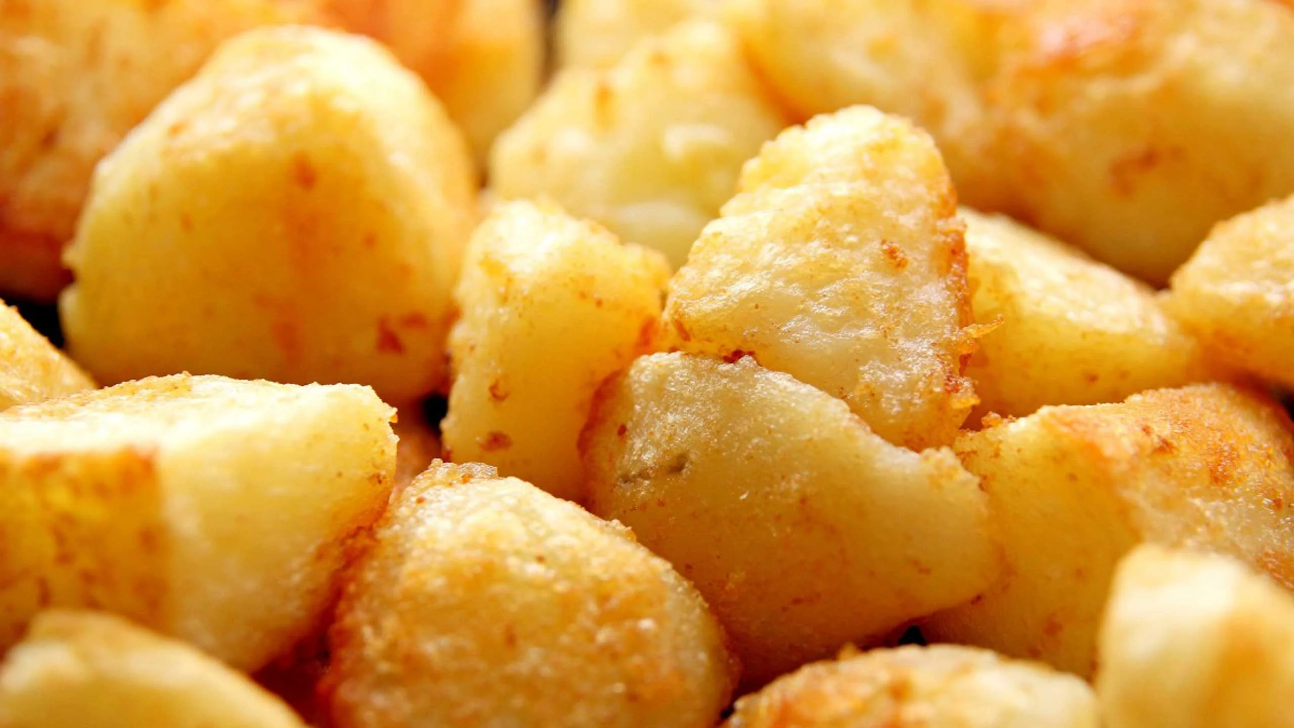 Prepara papas bravas caseras para el aperitivo