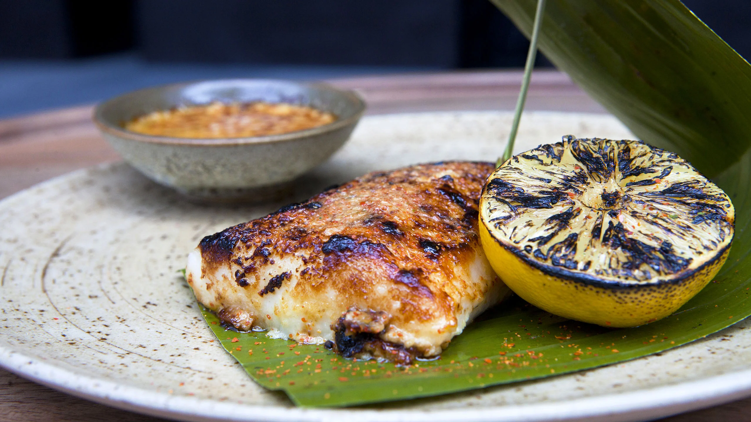 Paiche (pescado de agua dulce) con miso, jengibre y leche de coco