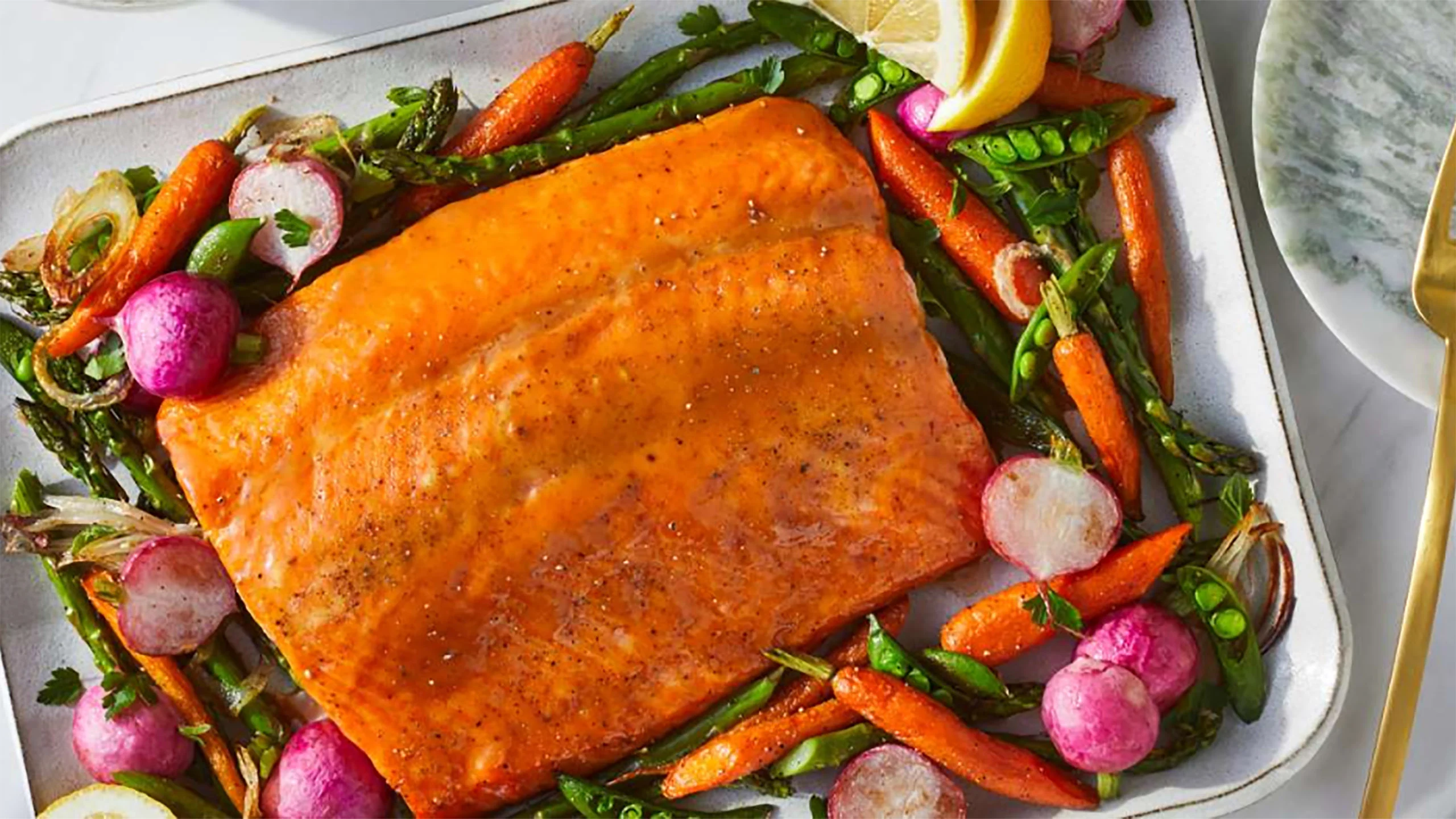 Salmón con miel, Sriracha, mostaza de Dijon y verduras al horno