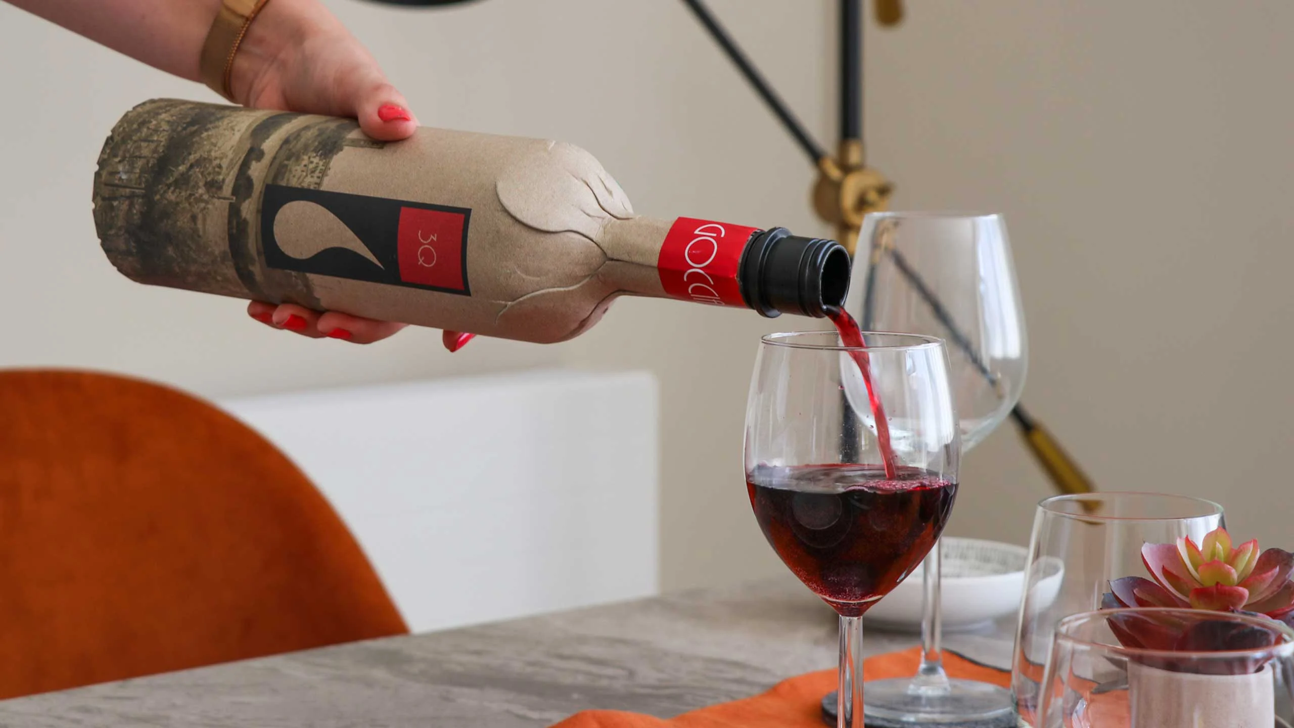 Esta botella de vino de papel es cinco veces más ligera que el vidrio