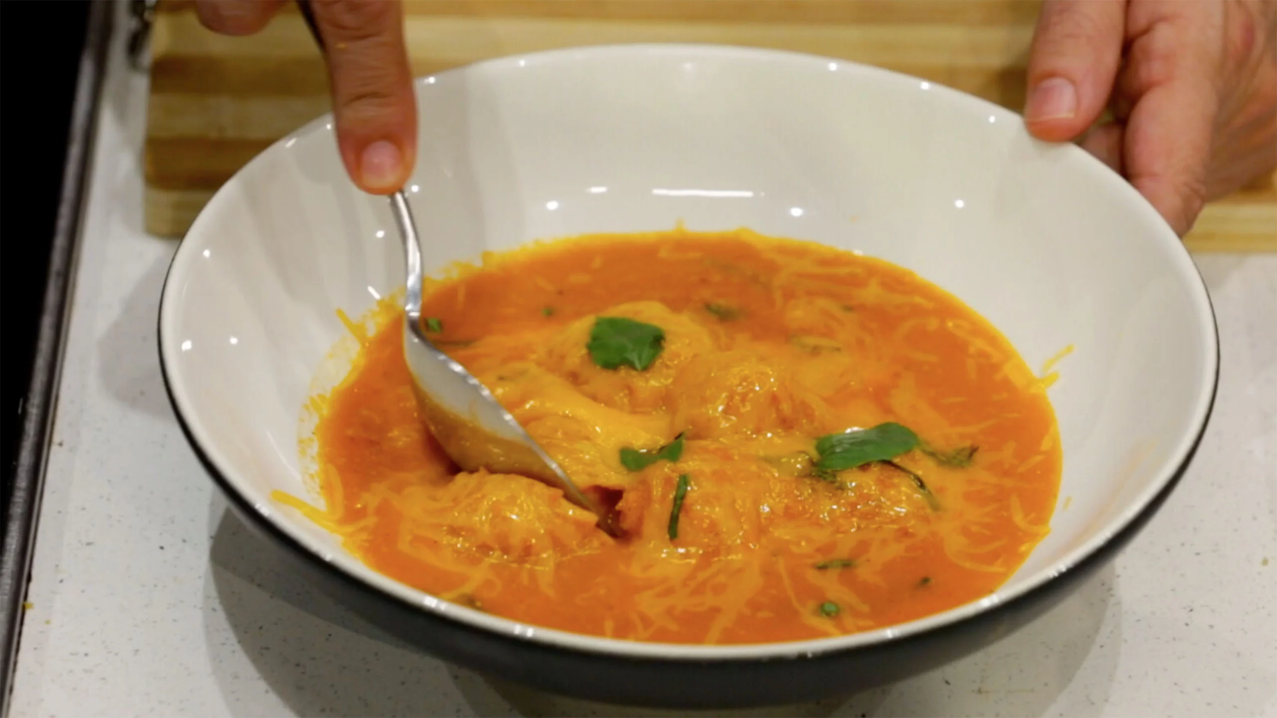 Sopa de jitomate rostizado con dumplings de queso cheddar
