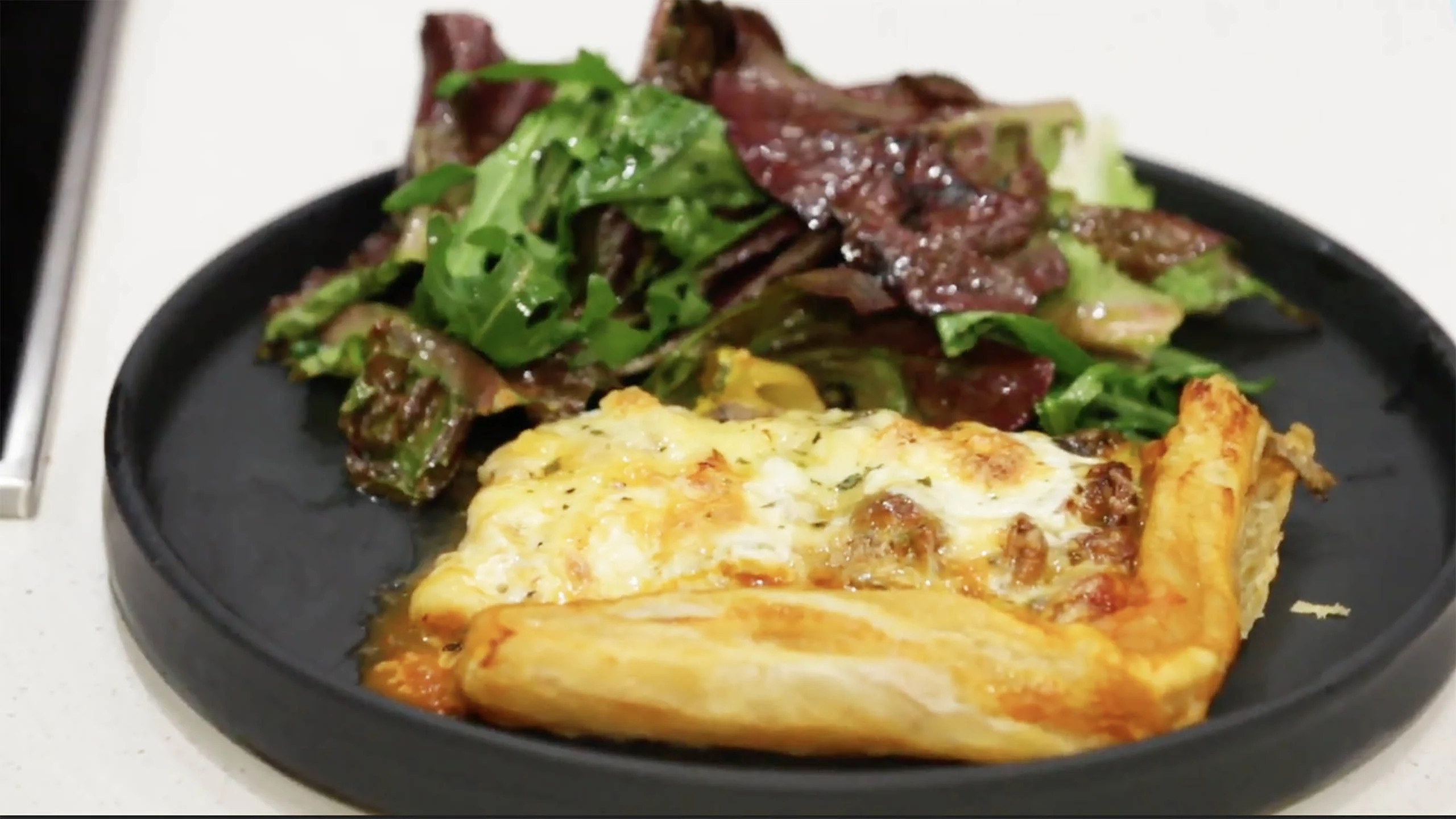 Prepara esta tarta de hongos con queso mozzarella