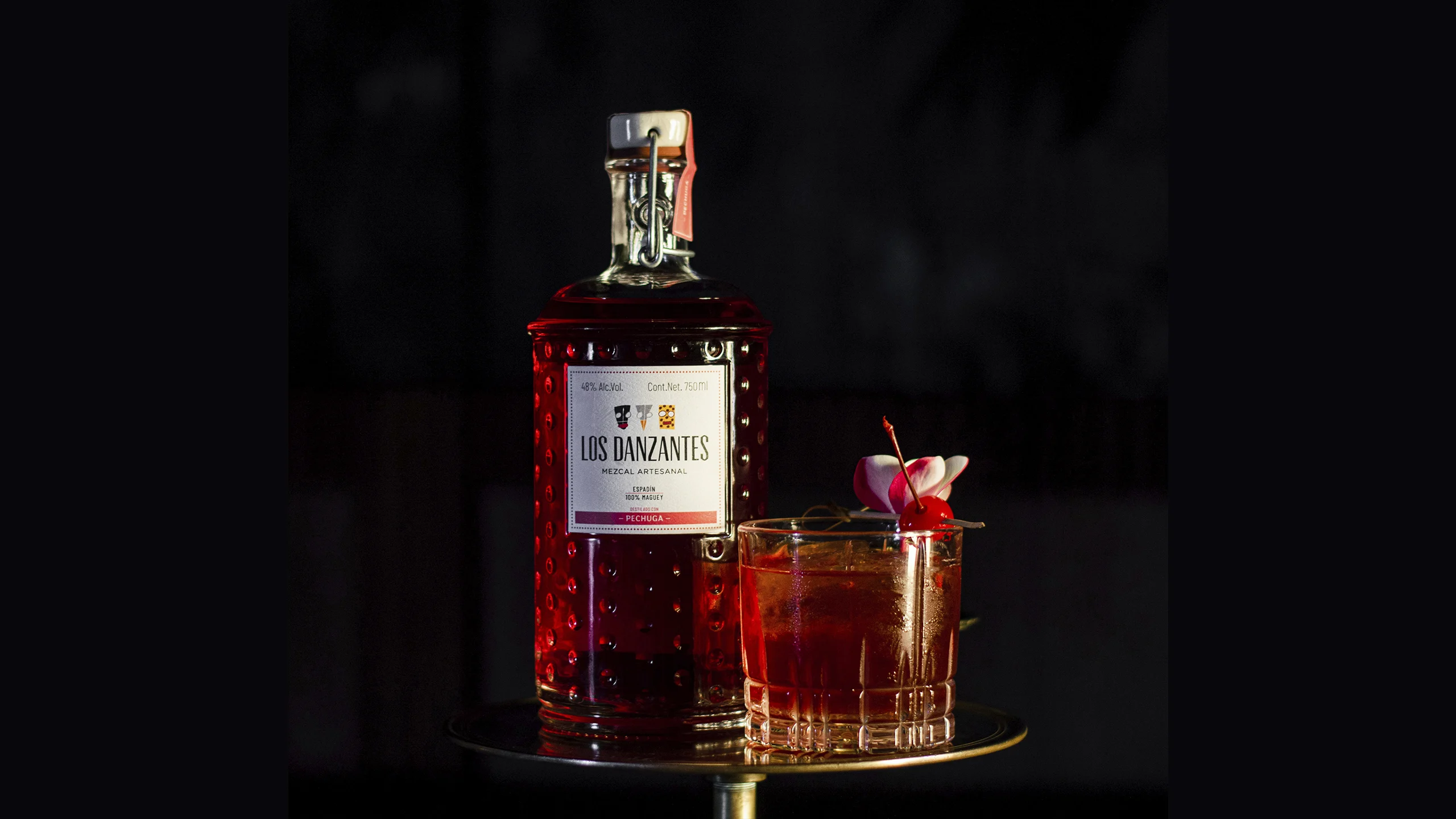 Prepara un coctel con mezcal de pechuga y cerezas