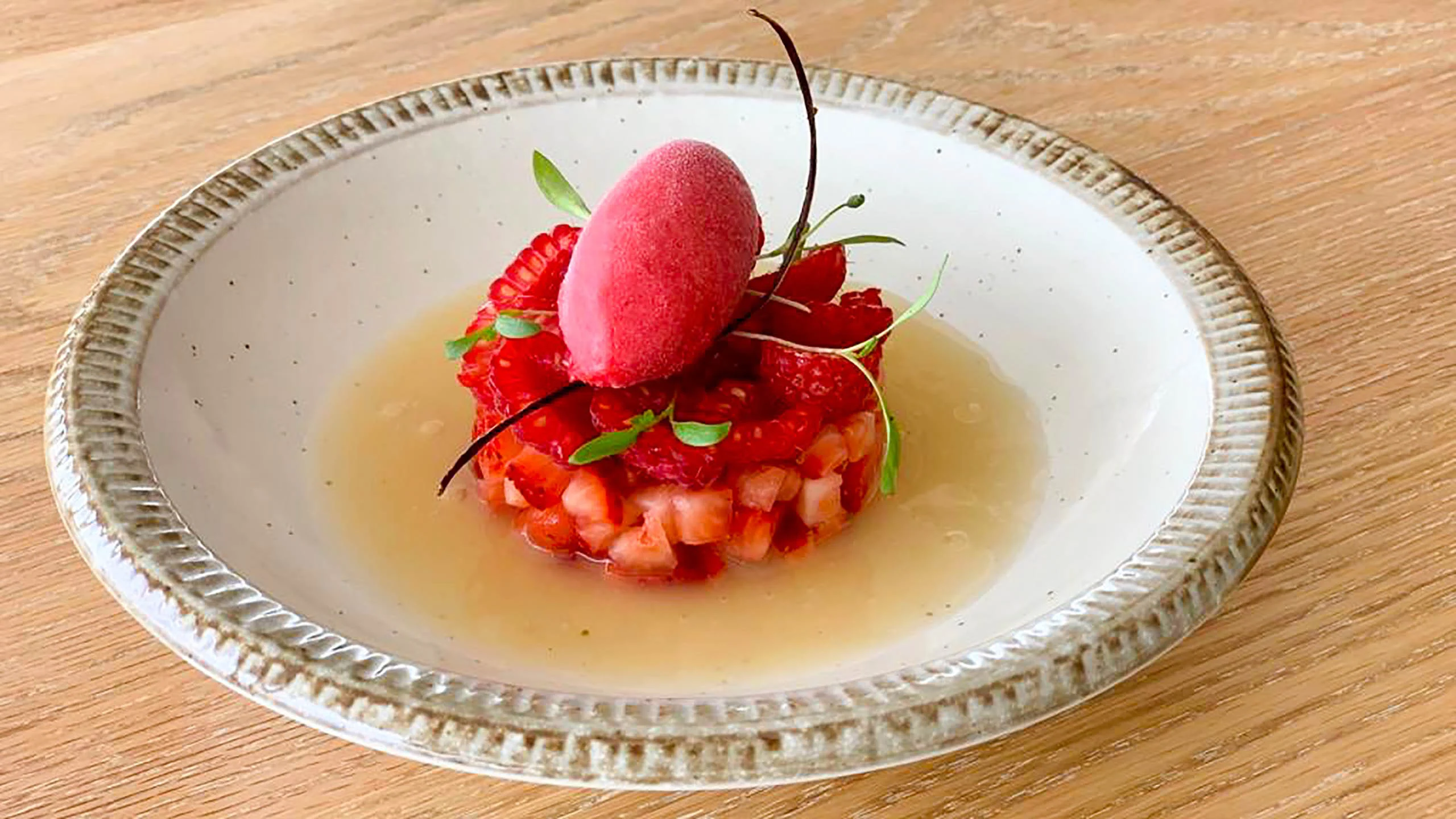 Gazpacho de lychee, fresa y sorbete de frambuesa